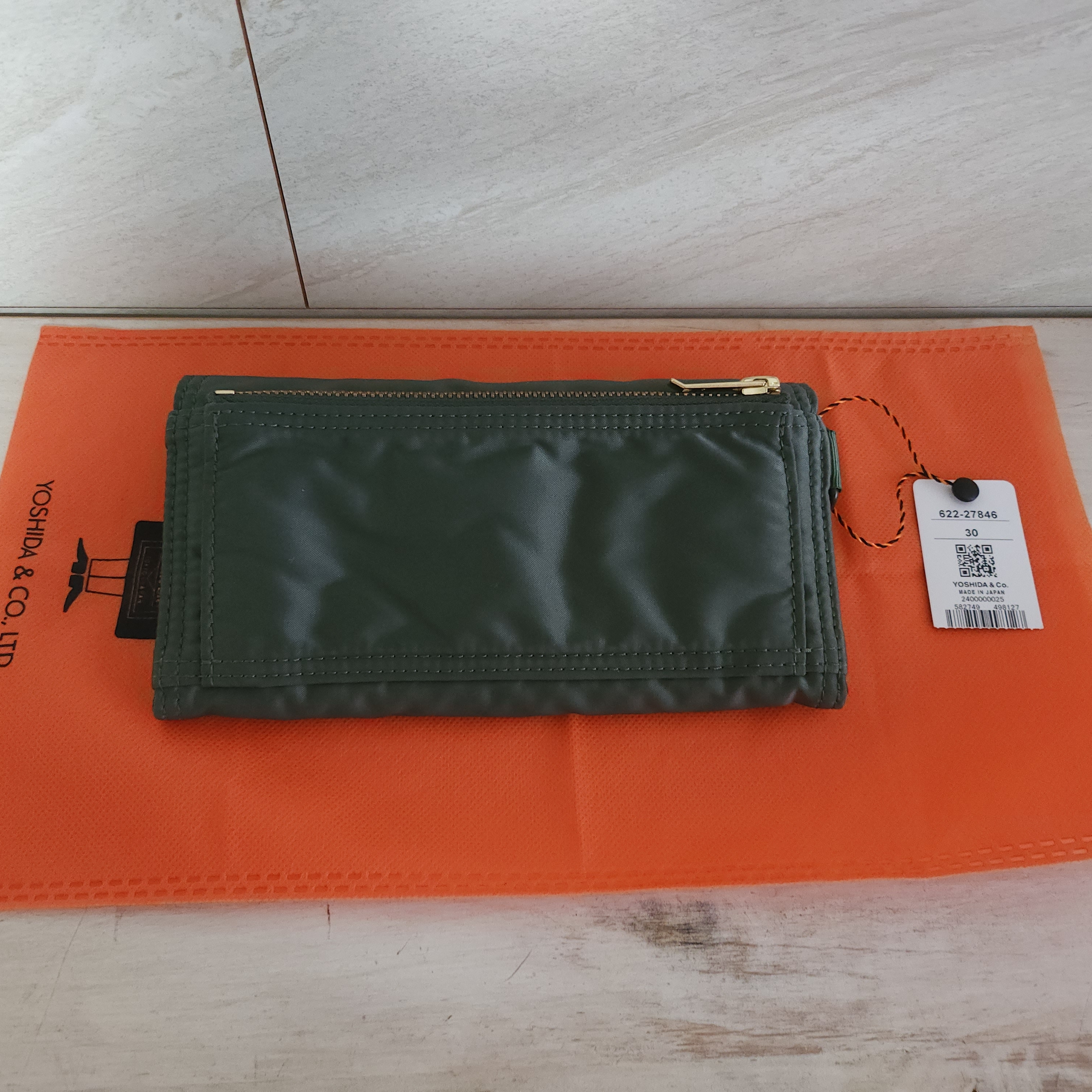 Porter All New Tanker Pocket Wallet L Sage Green 착용 스타일 - 2