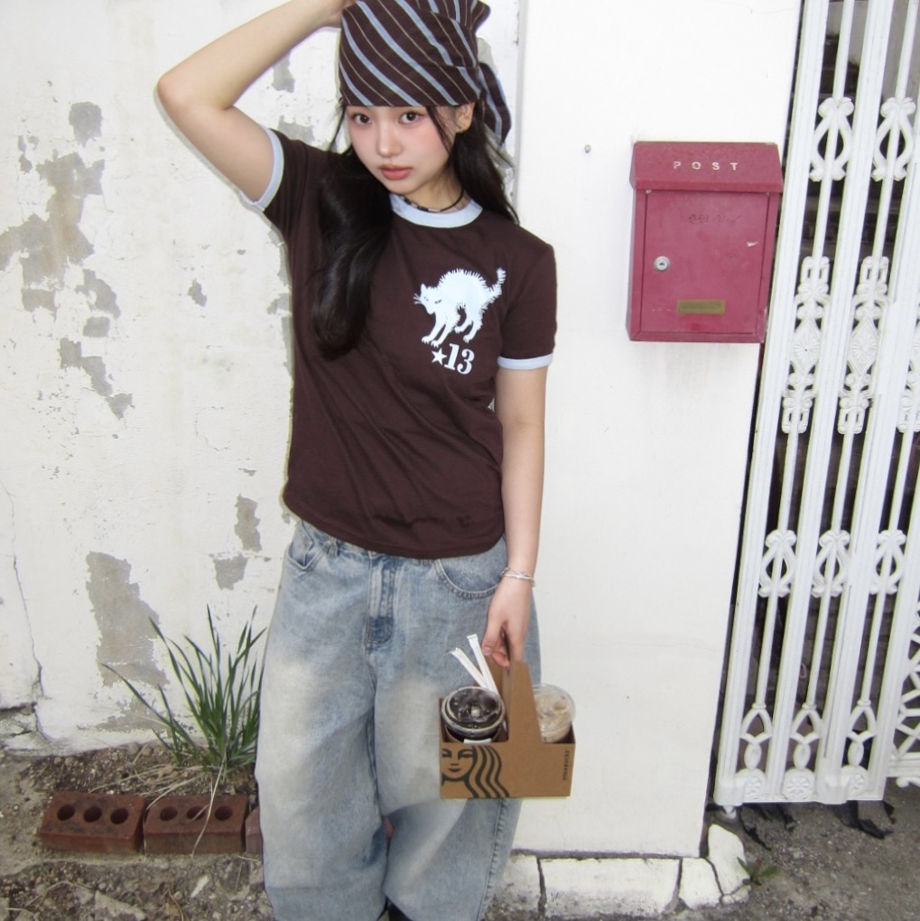 AMOU 13 Cat Half T-Shirts Brown 착용 스타일 - 3