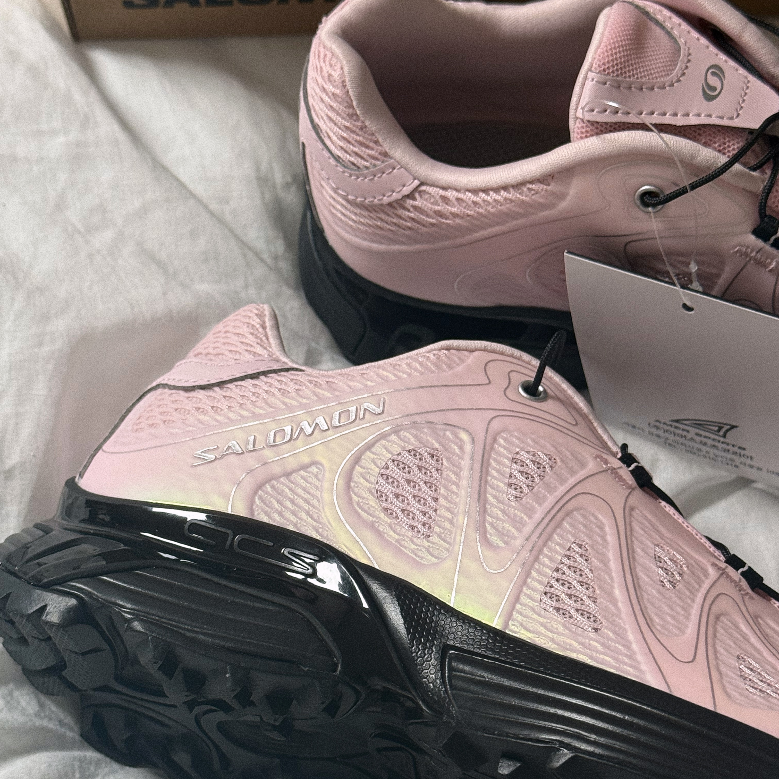Salomon XT-Whisper Void Icy Pink Black 착용 스타일 - 3