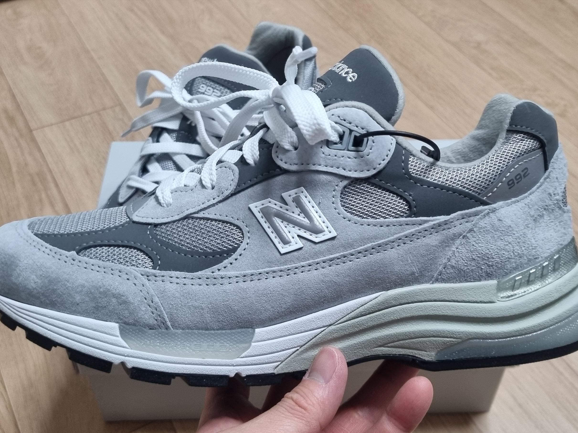 New Balance 992 Made in USA Core Grey Silver Metallic 착용 스타일 - 2