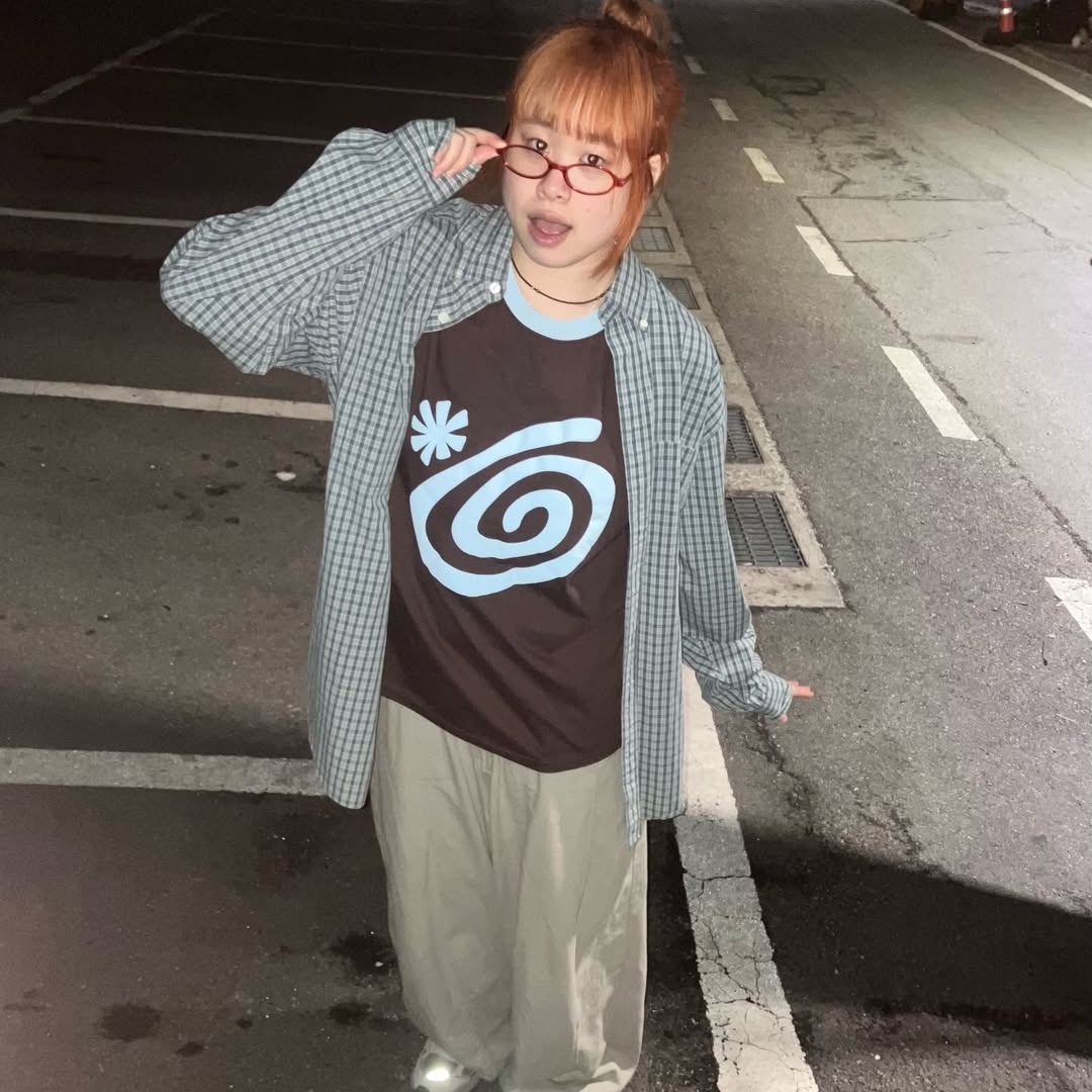 AMOU Molly Ringer T-Shirts Brown 착용 스타일 - 6
