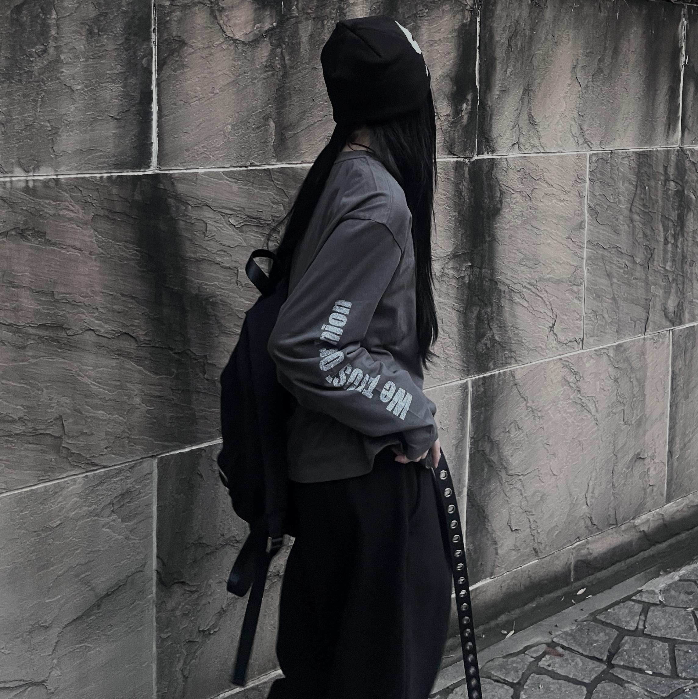 AMOU Palm Sign Beanie Black, AMOU Frame Archive Long Sleeve Charcoal 착용 스타일 - 4