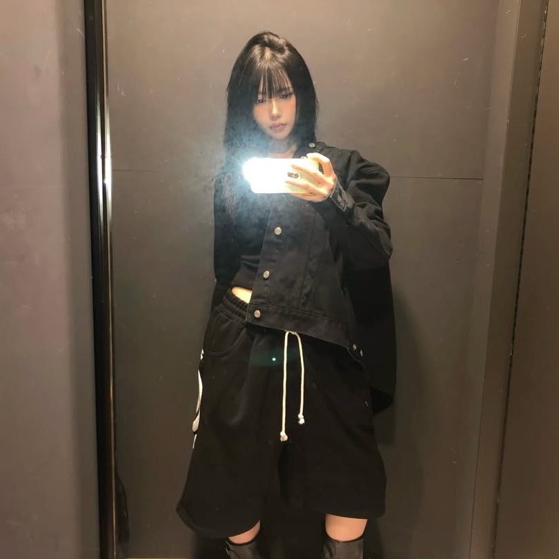 AMOU Molly One Tuck Bermuda Pants Black 착용 스타일 - 3