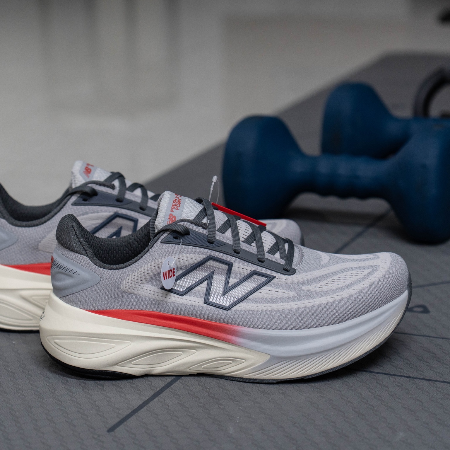 New Balance Fresh Foam More v6 Grey Matter True Red Castlerock - 2E 착용 스타일