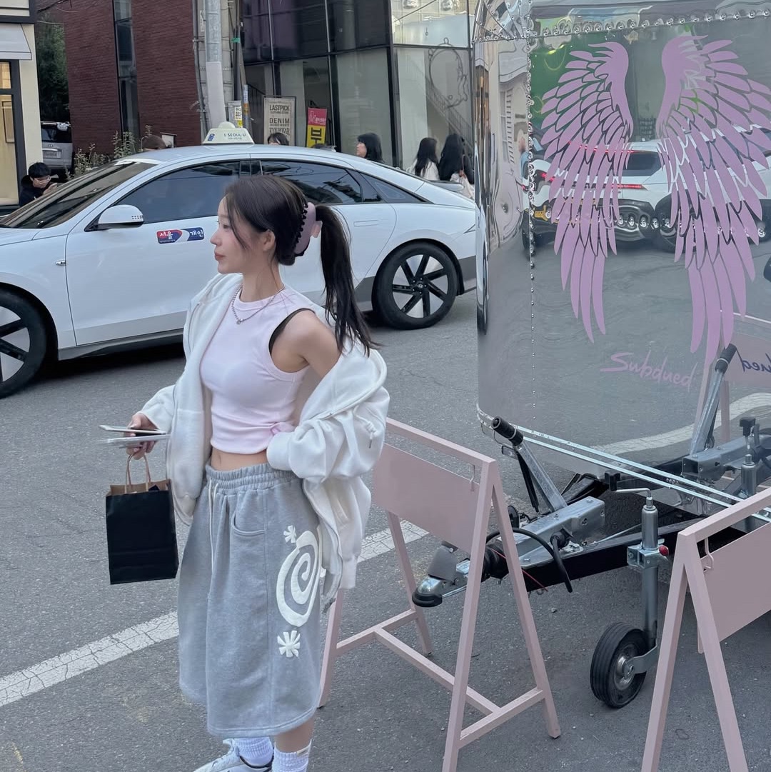 AMOU Molly One Tuck Bermuda Pants Gray 착용 스타일 - 2