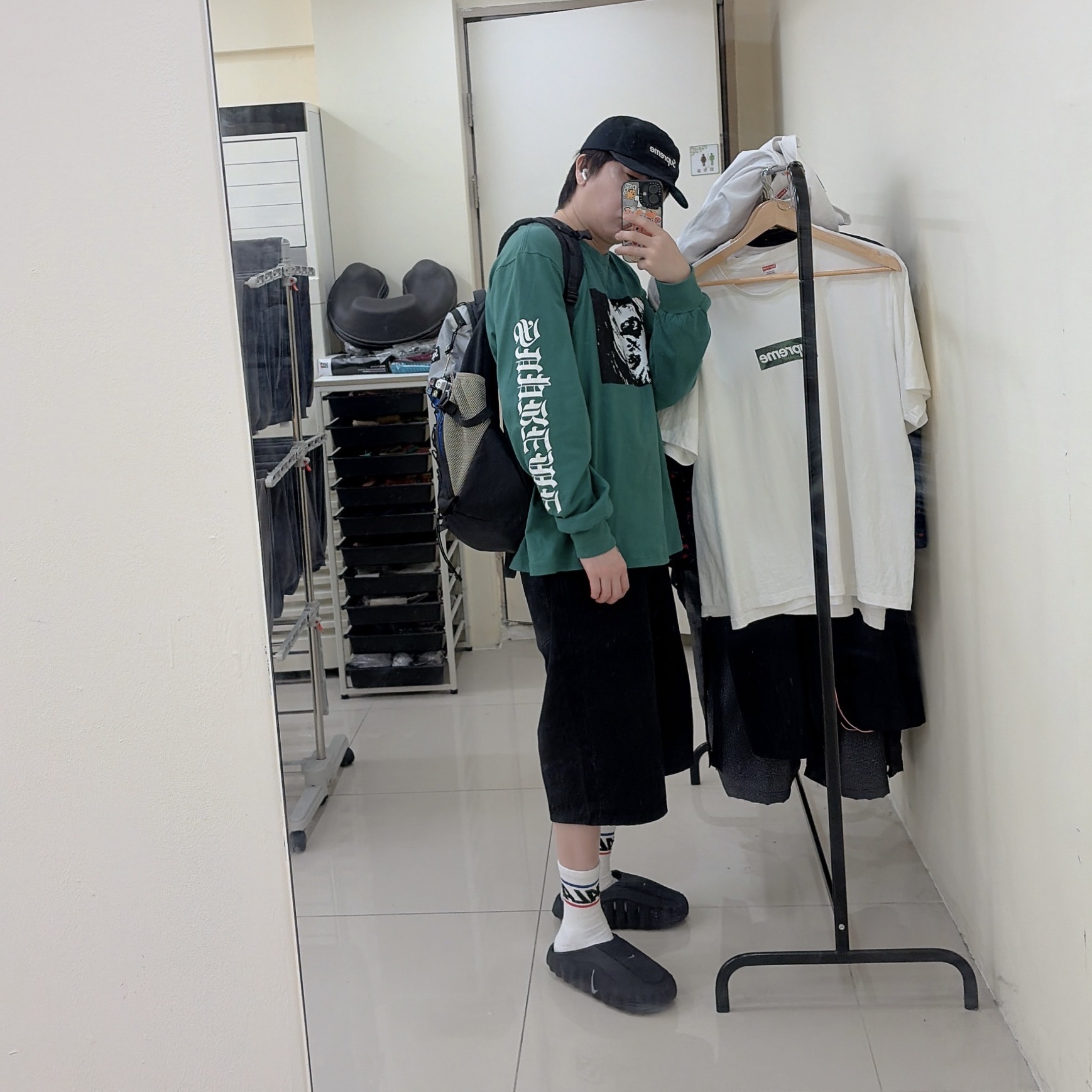 Supreme Backpack Blue - 23FW, Supreme The Exorcist Mother L/S T-Shirt Light Pine - 25FW 착용 스타일