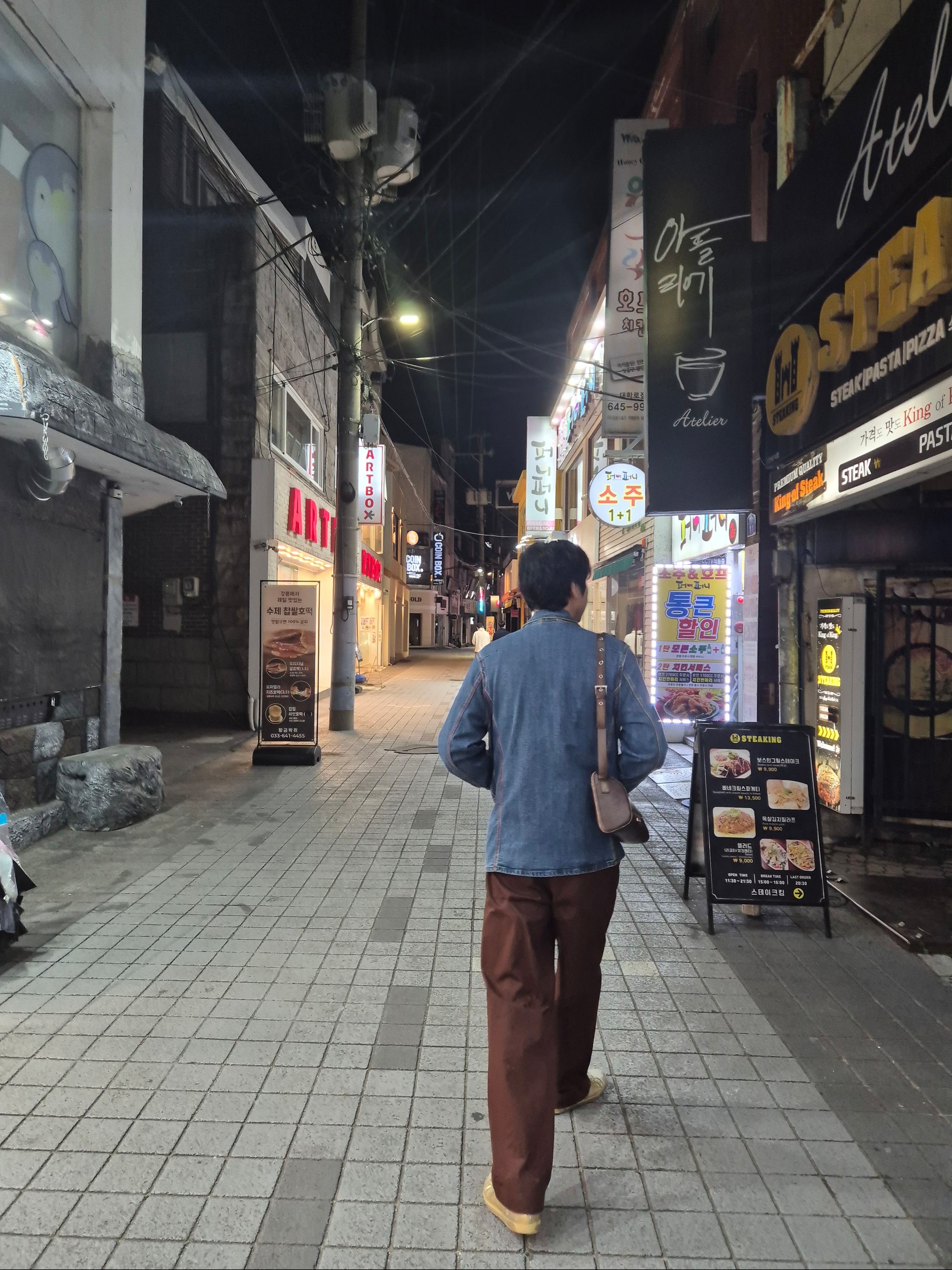 Matin Kim Dirty Washed Diagonal Bag Brown, BAPE 1st Camo Milo Shark FZH T-Shirt Black Green 착용 스타일 - 3
