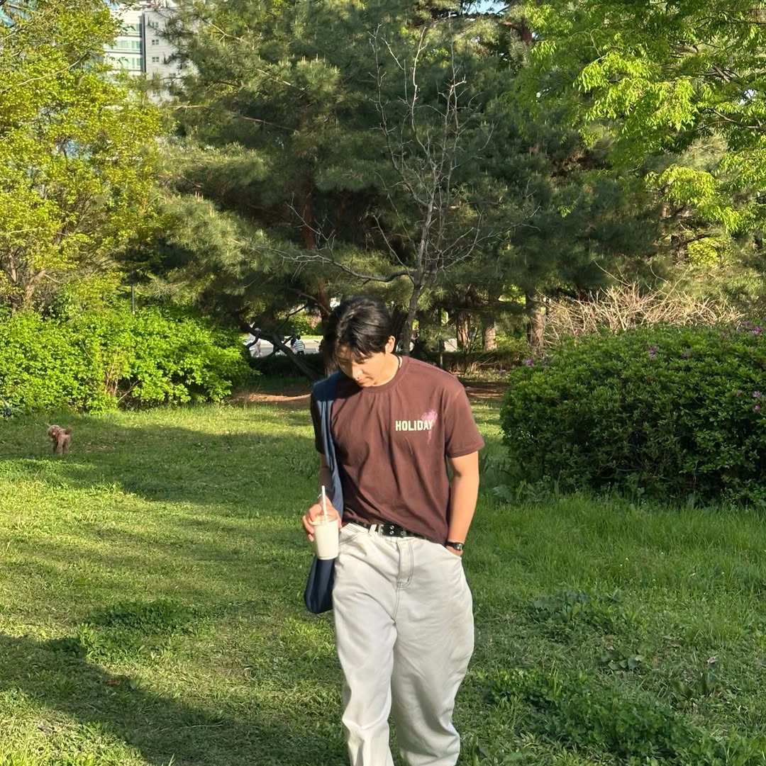 AMOU Holiday Half T-Shirts Brown 착용 스타일 - 5