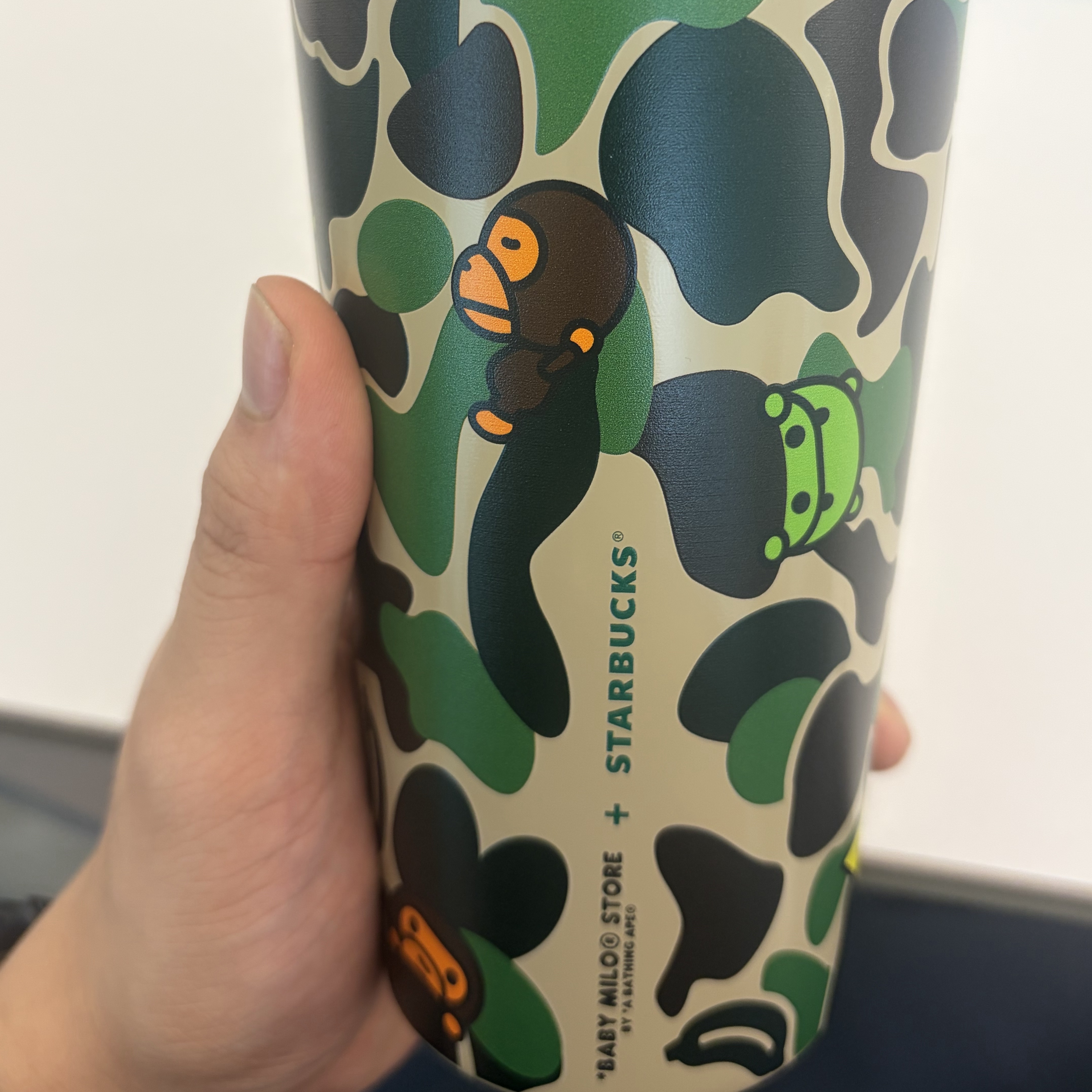 Starbucks x BAPE Baby Milo Tumbler 473ml 착용 스타일 - 2