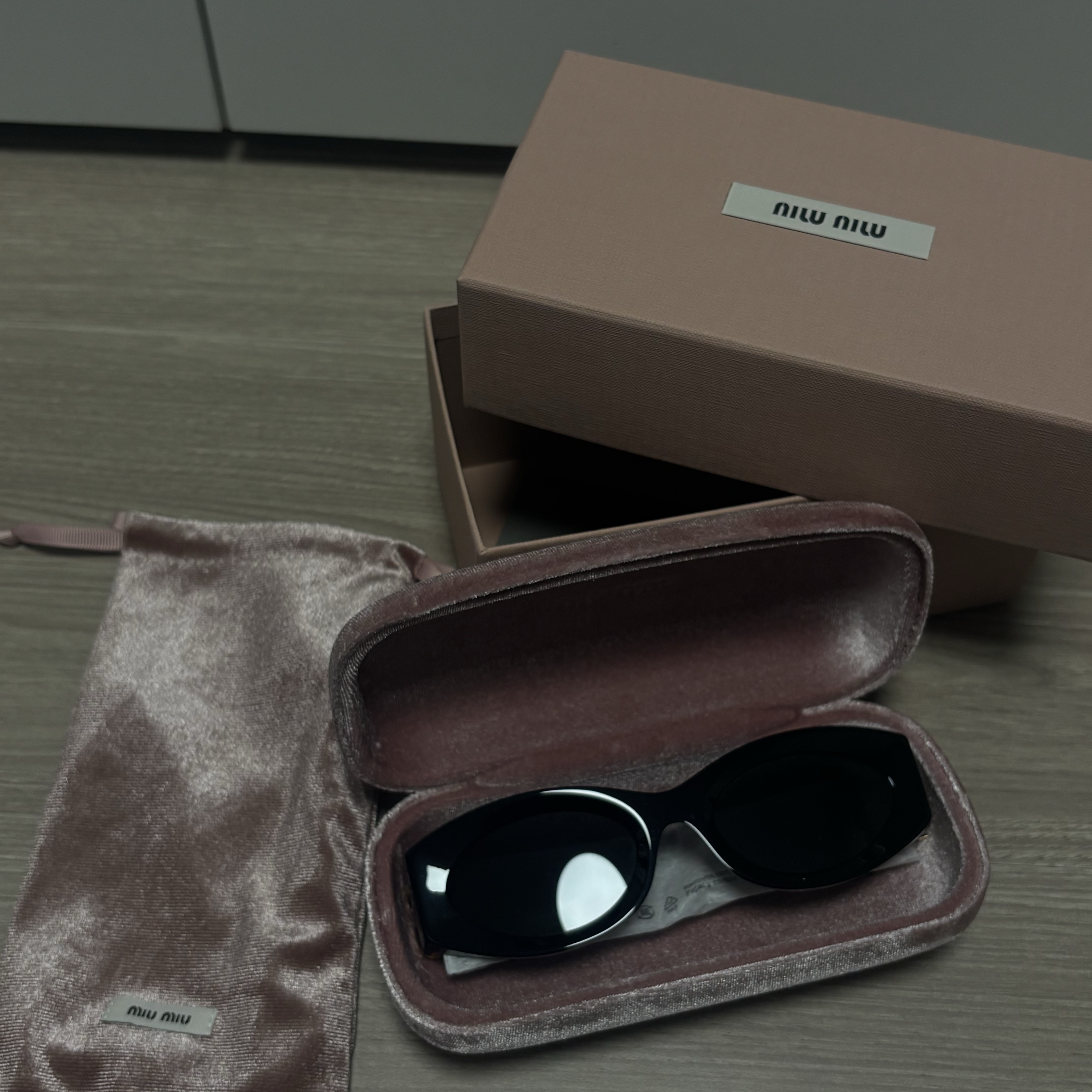 (W) Miu Miu Glimpse Sunglasses Slate Grey Lenses Black Acetate 착용 스타일 - 1