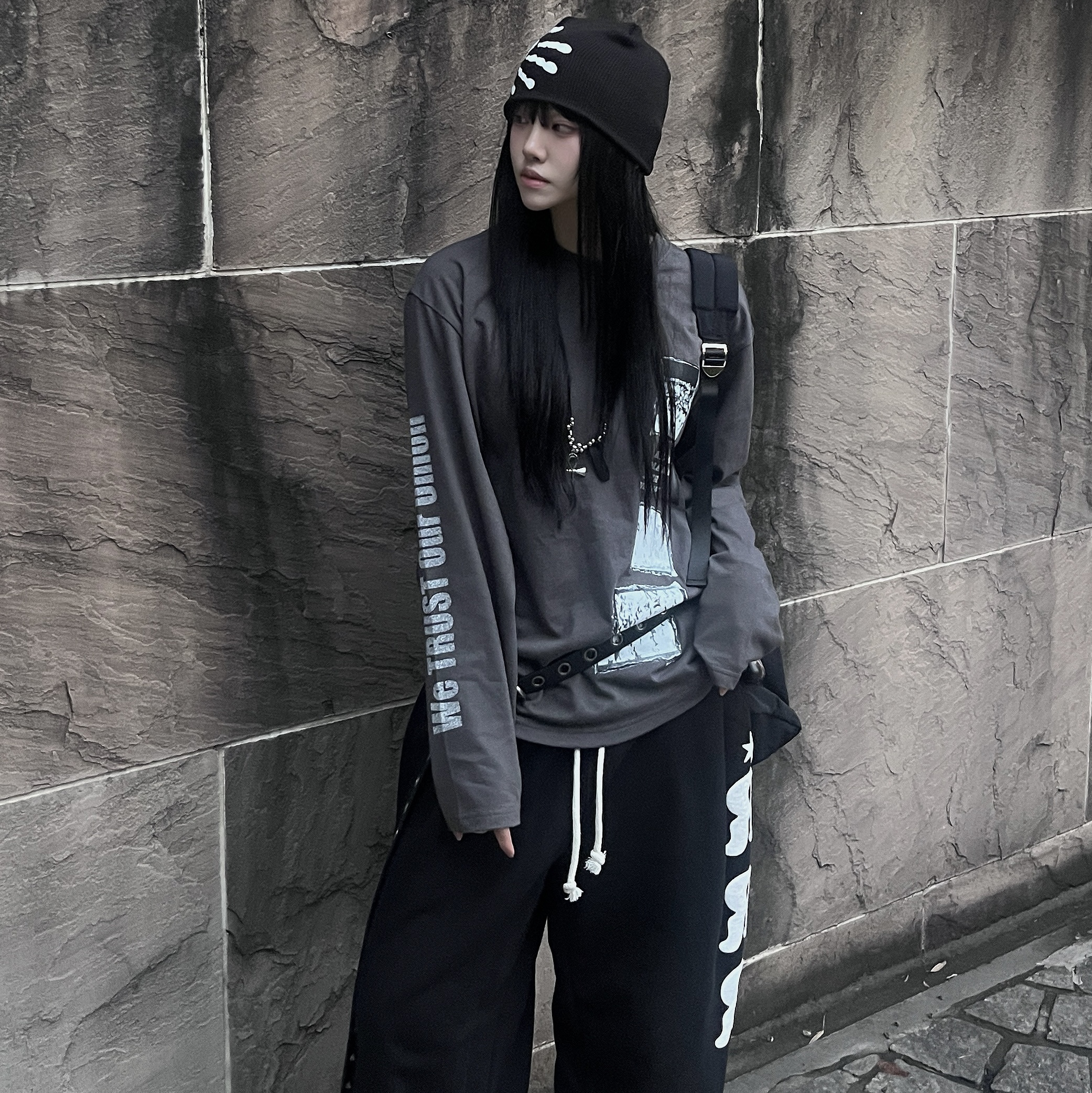 AMOU Palm Sign Beanie Black, AMOU Frame Archive Long Sleeve Charcoal 착용 스타일 - 3