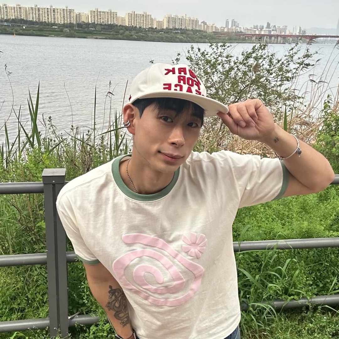 AMOU Work For Peace 5pannel Cap Ivory, AMOU Molly Ringer T-Shirts Ivory 착용 스타일 - 1