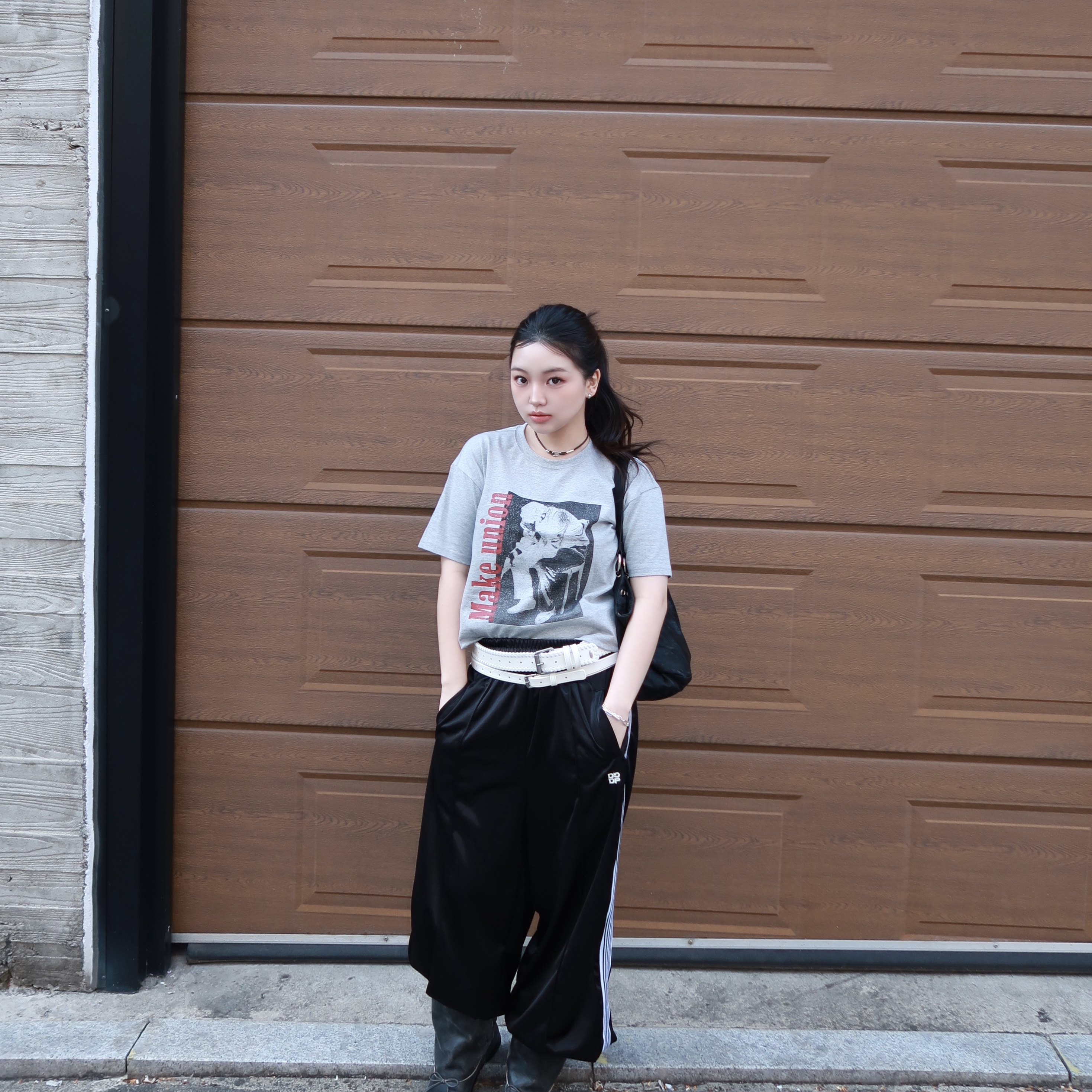 AMOU Trouble Half T-Shirts Gray 착용 스타일 - 3