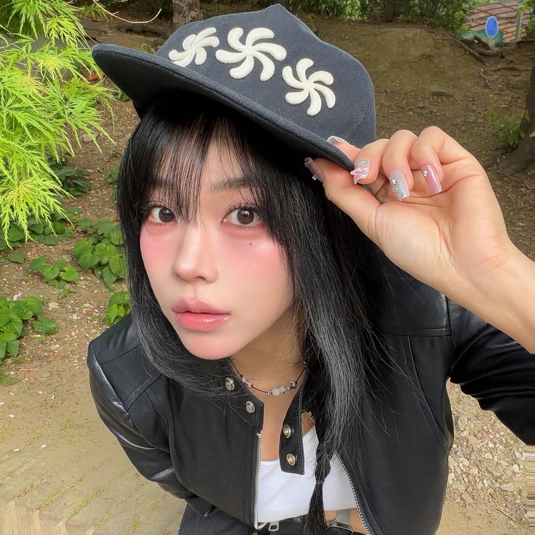AMOU Spiral 5Pannel Cap Black 착용 스타일 - 2