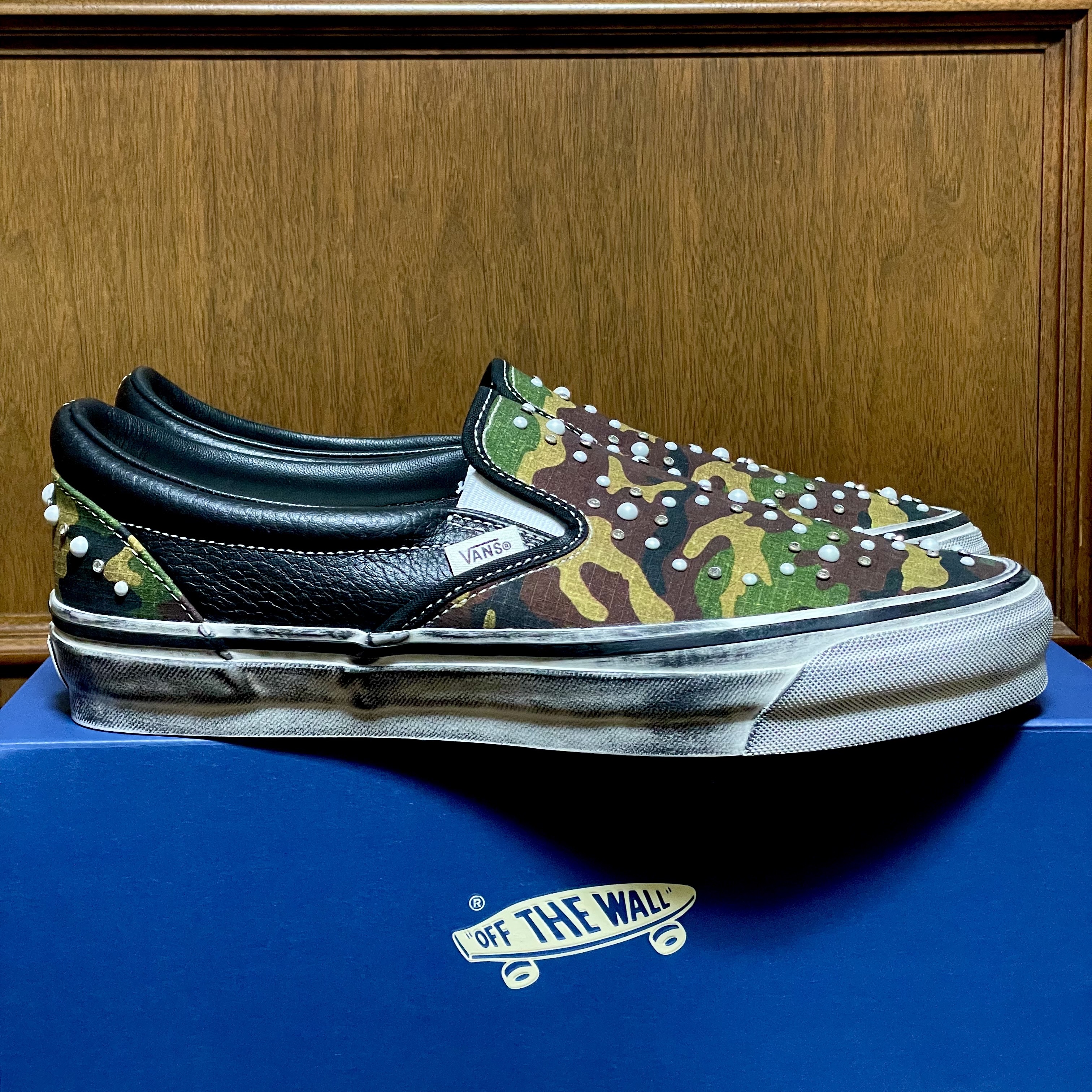 Vans LX Classic Slip-On 98 Pearlized Camo Black 착용 스타일 - 4