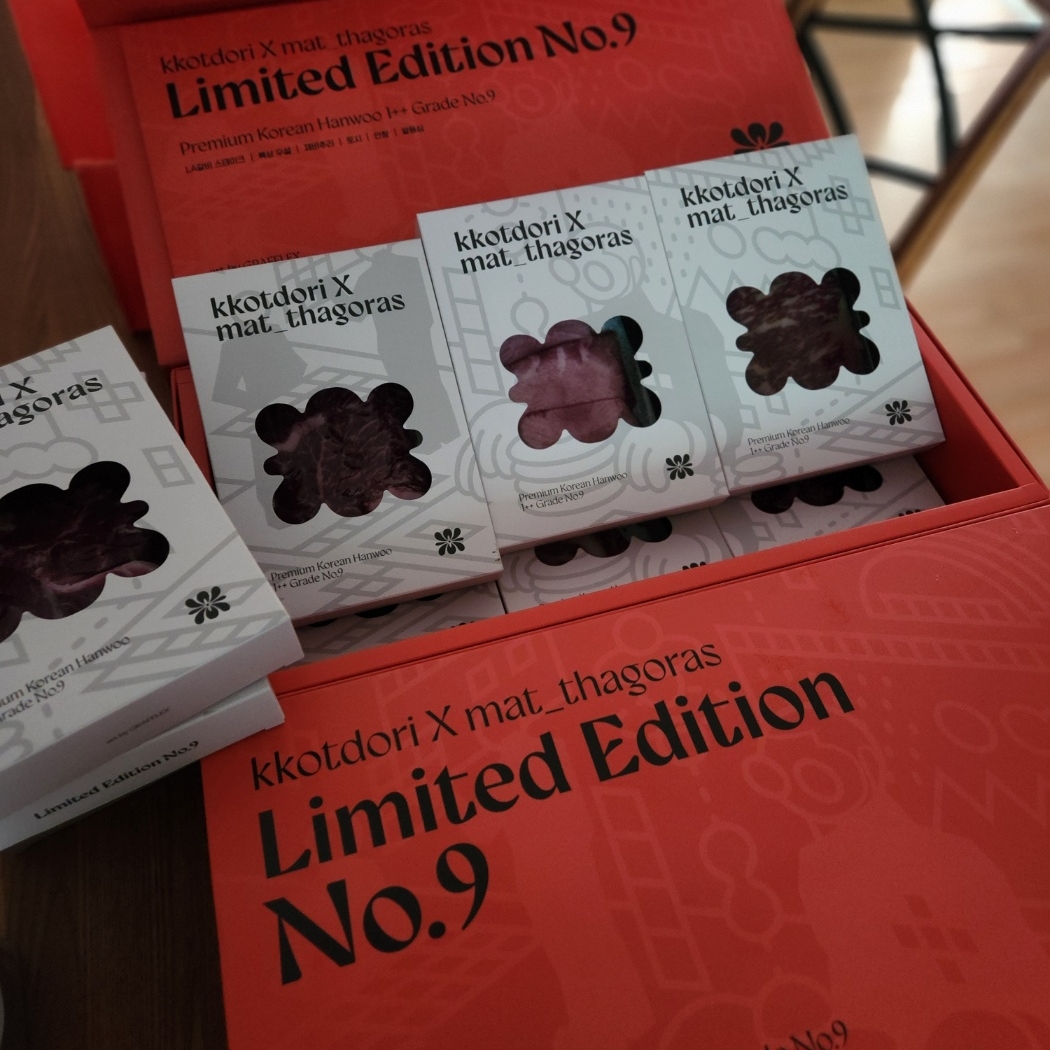 [KREAM 단독] Kkotdori x Mat_tagoras 1++ No.9 Hanwoo Limited Gift Set 착용 스타일 - 1