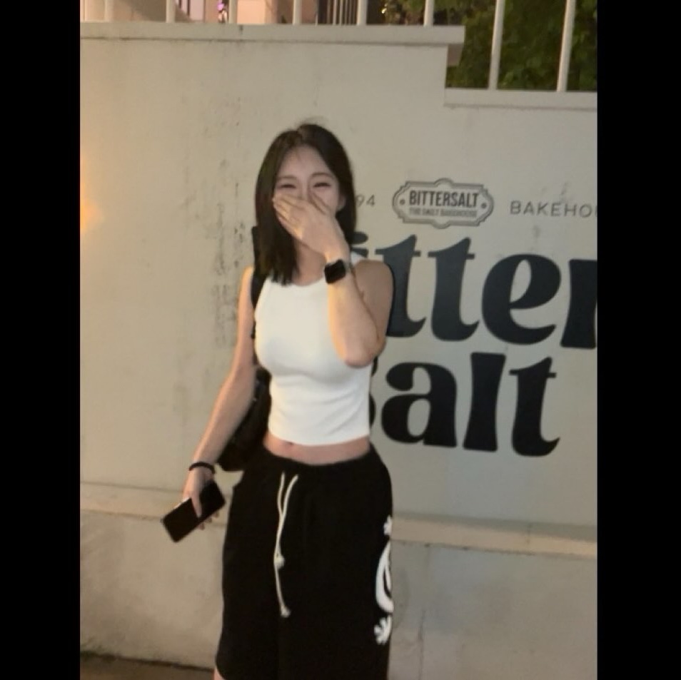 AMOU Molly One Tuck Bermuda Pants Black 착용 스타일 - 2