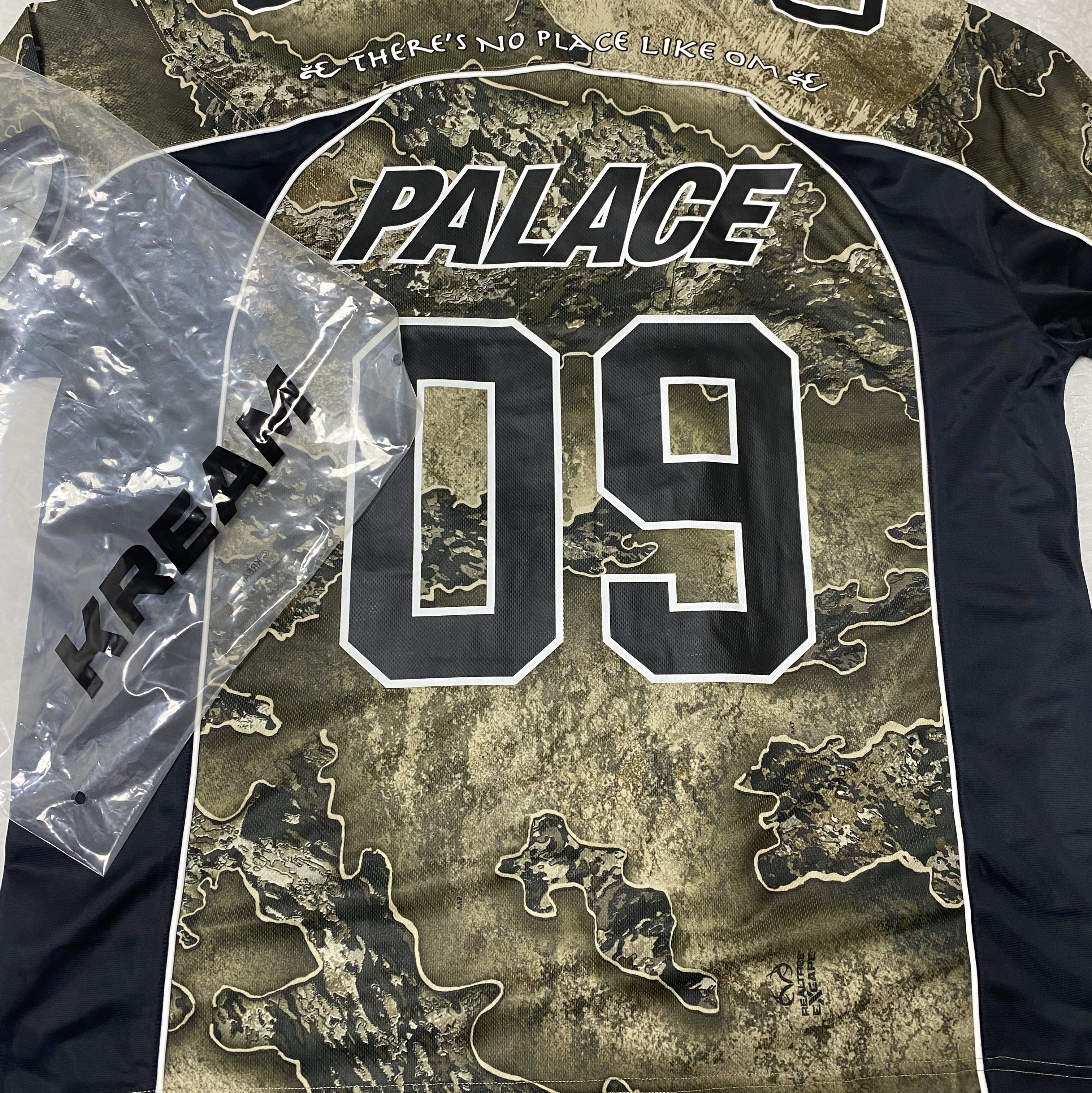 Palace OM Mesh Jersey Realtree - 25SS 착용 스타일