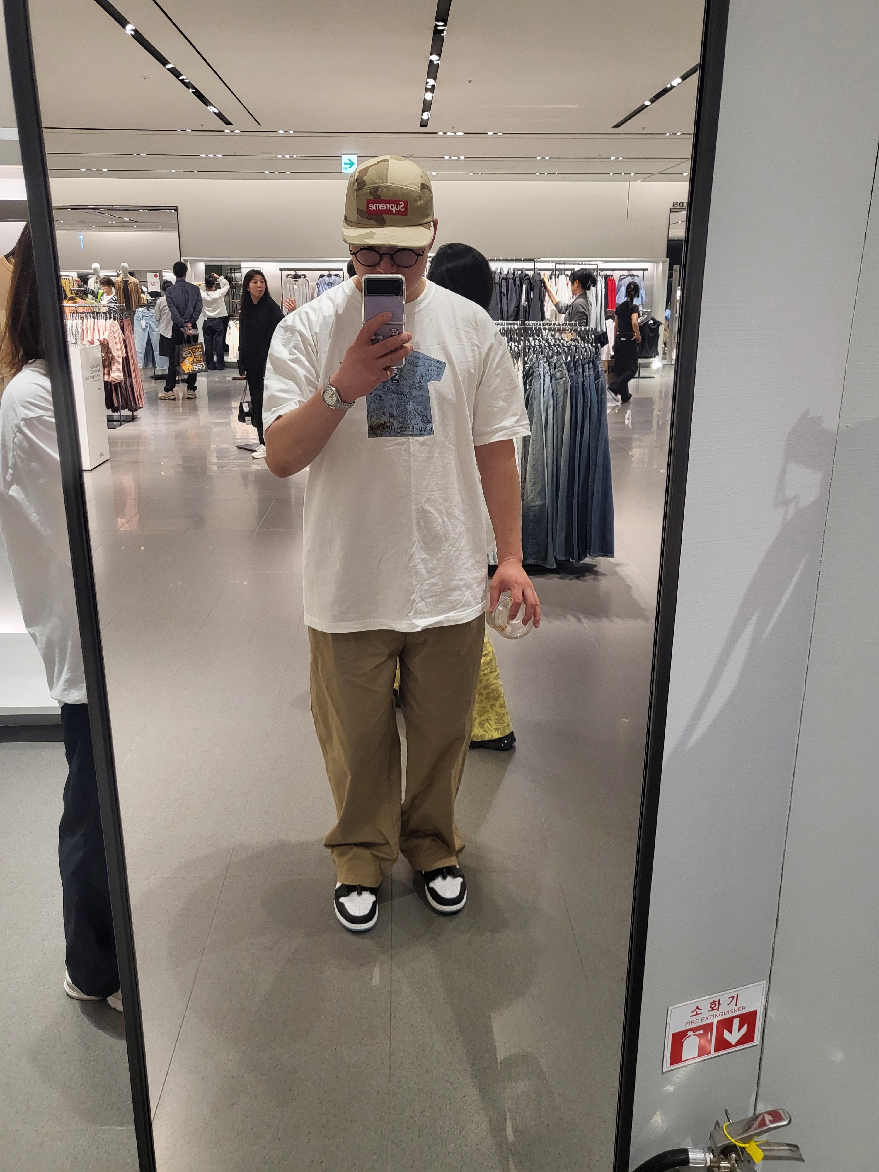 Supreme Washed Chino Twill Camp Cap Desert Camo - 24SS, Supreme First T-Shirt White - 24SS 착용 스타일