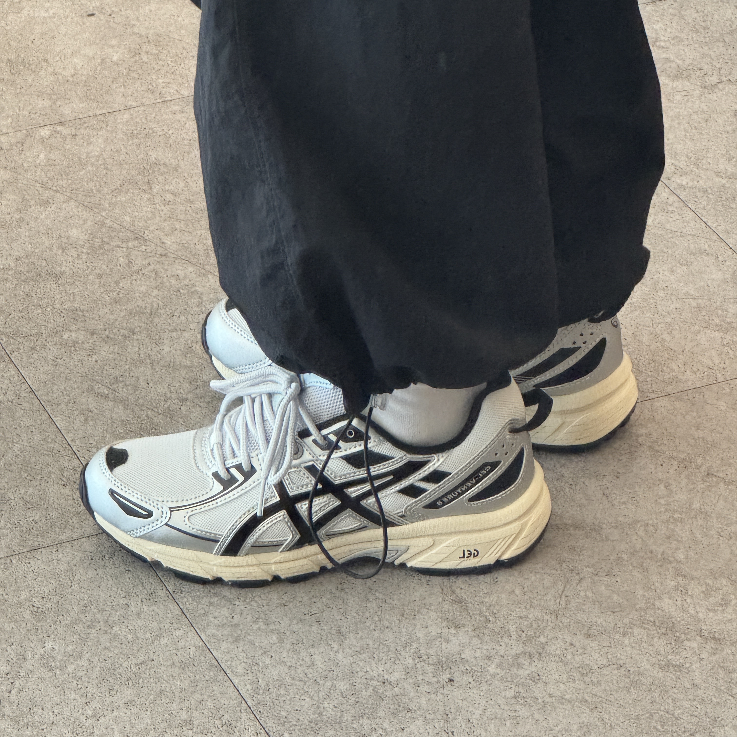 Asics Gel-Venture 6 White Black 착용 스타일 - 1