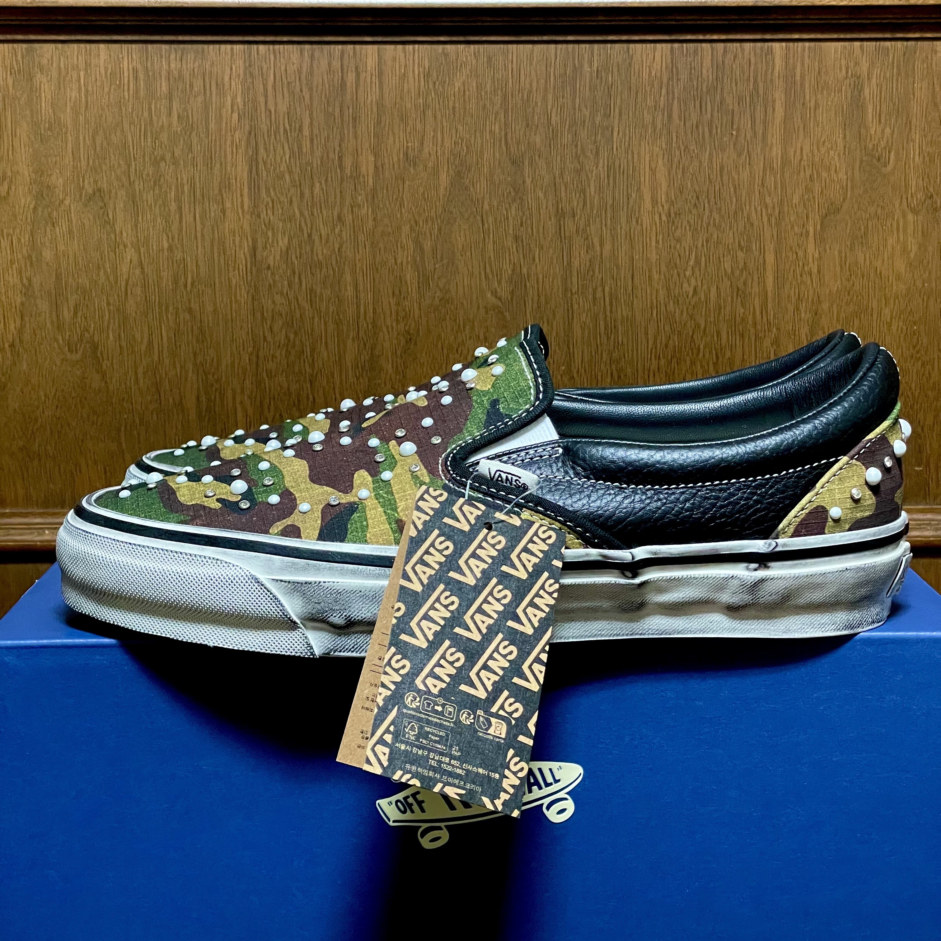 Vans LX Classic Slip-On 98 Pearlized Camo Black 착용 스타일 - 2