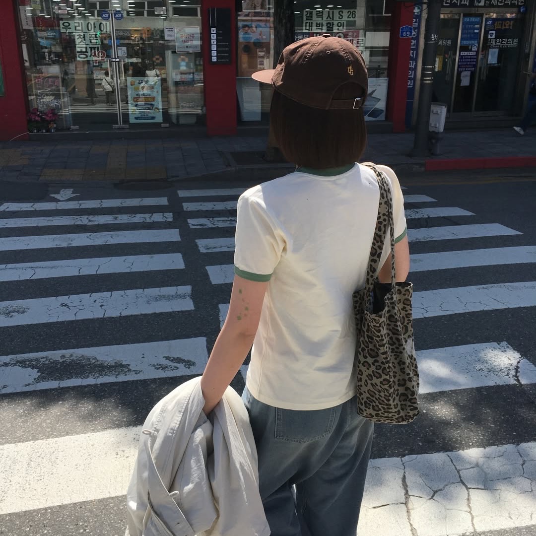 AMOU Molly Ringer T-Shirts Ivory 착용 스타일 - 6