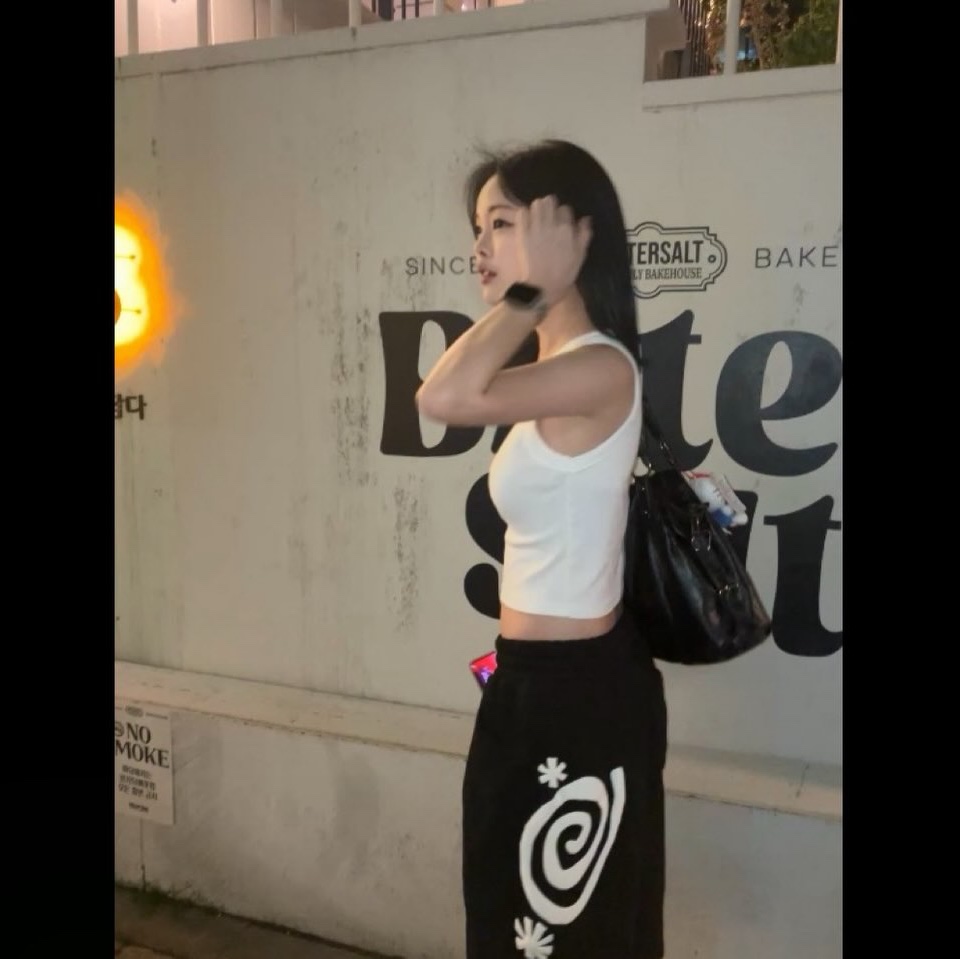 AMOU Molly One Tuck Bermuda Pants Black 착용 스타일 - 3