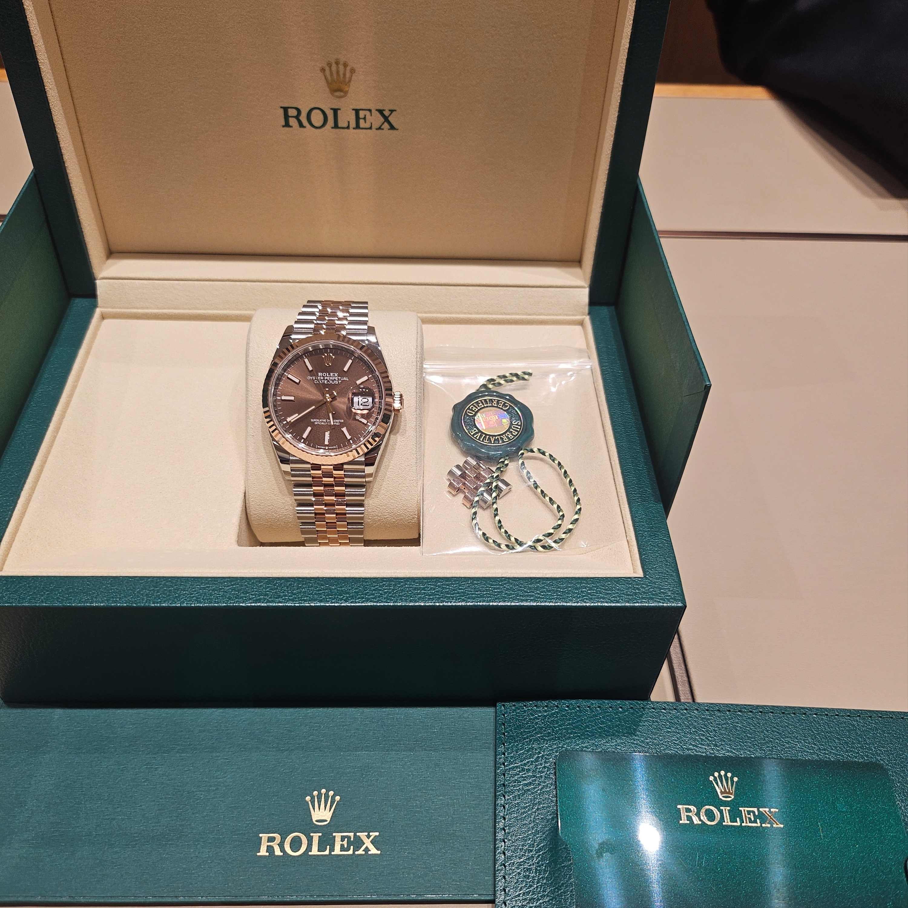 Rolex Datejust 36mm 126231 Chocolate Jubilee, Rolex Datejust 36mm 126231 Bright Black Diamond-Set Jubilee 착용 스타일 - 3