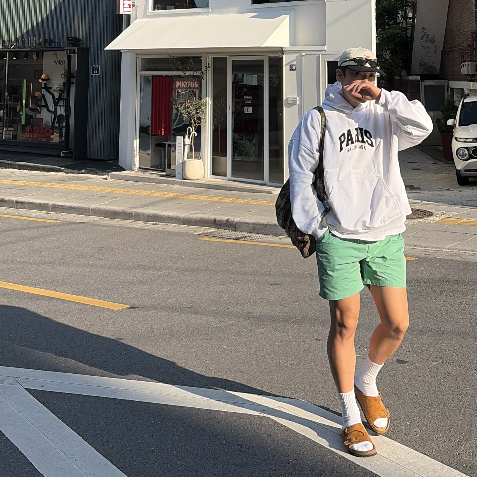 Birkenstock Zurich Suede Leather Mink - Narrow, Balenciaga Cities Paris Wide Fit Hoodie White 착용 스타일