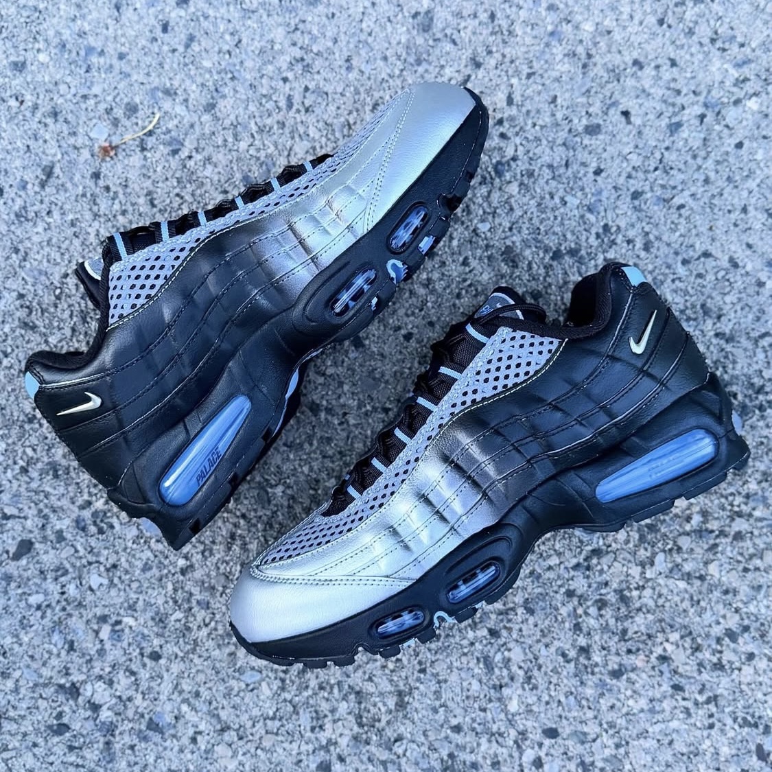 Nike x Palace Air Max 95 Metallic Silver Aluminum 착용 스타일 - 1