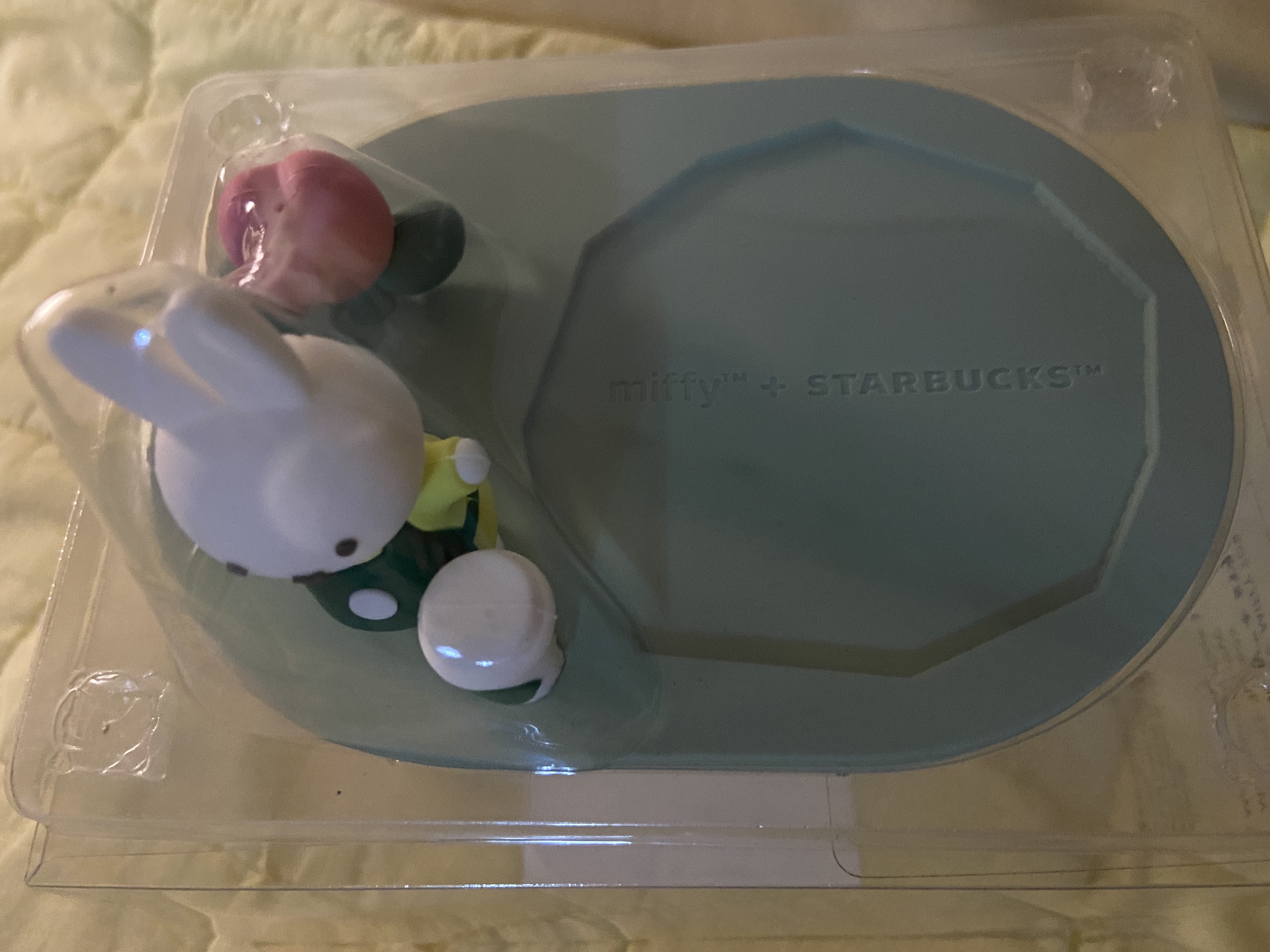 Starbucks x Miffy Forever Miffy Figurine Coaster 착용 스타일