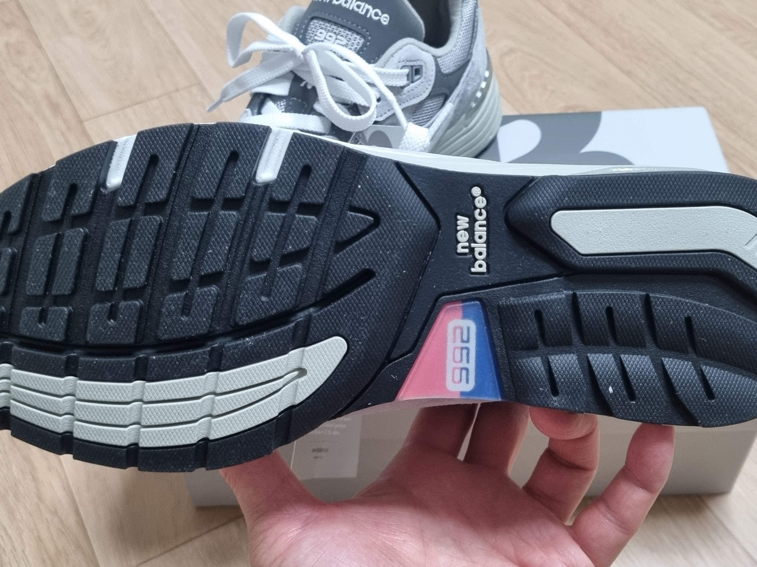 New Balance 992 Made in USA Core Grey Silver Metallic 착용 스타일 - 4