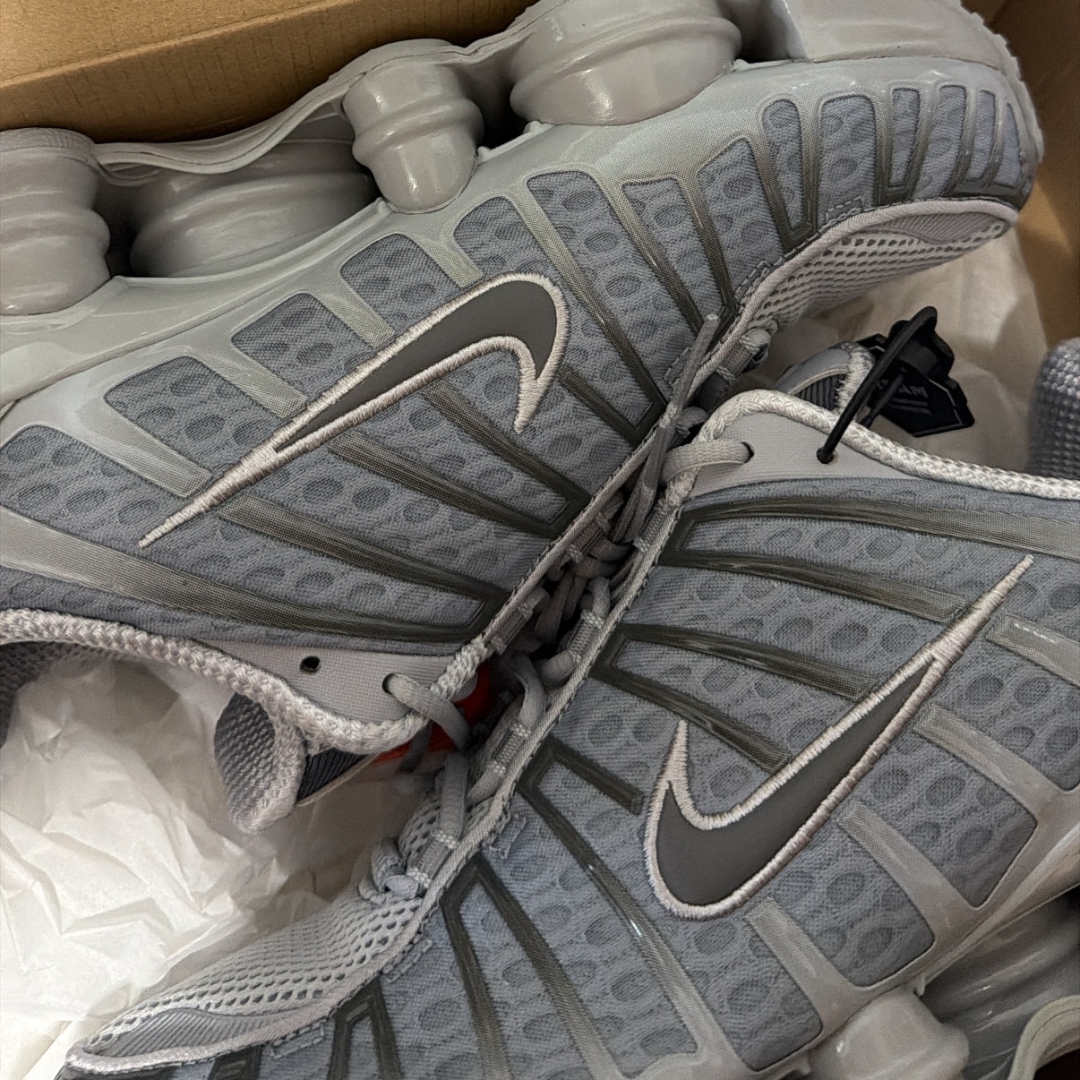 Nike Shox TL Wolf Grey Iron Grey 착용 스타일