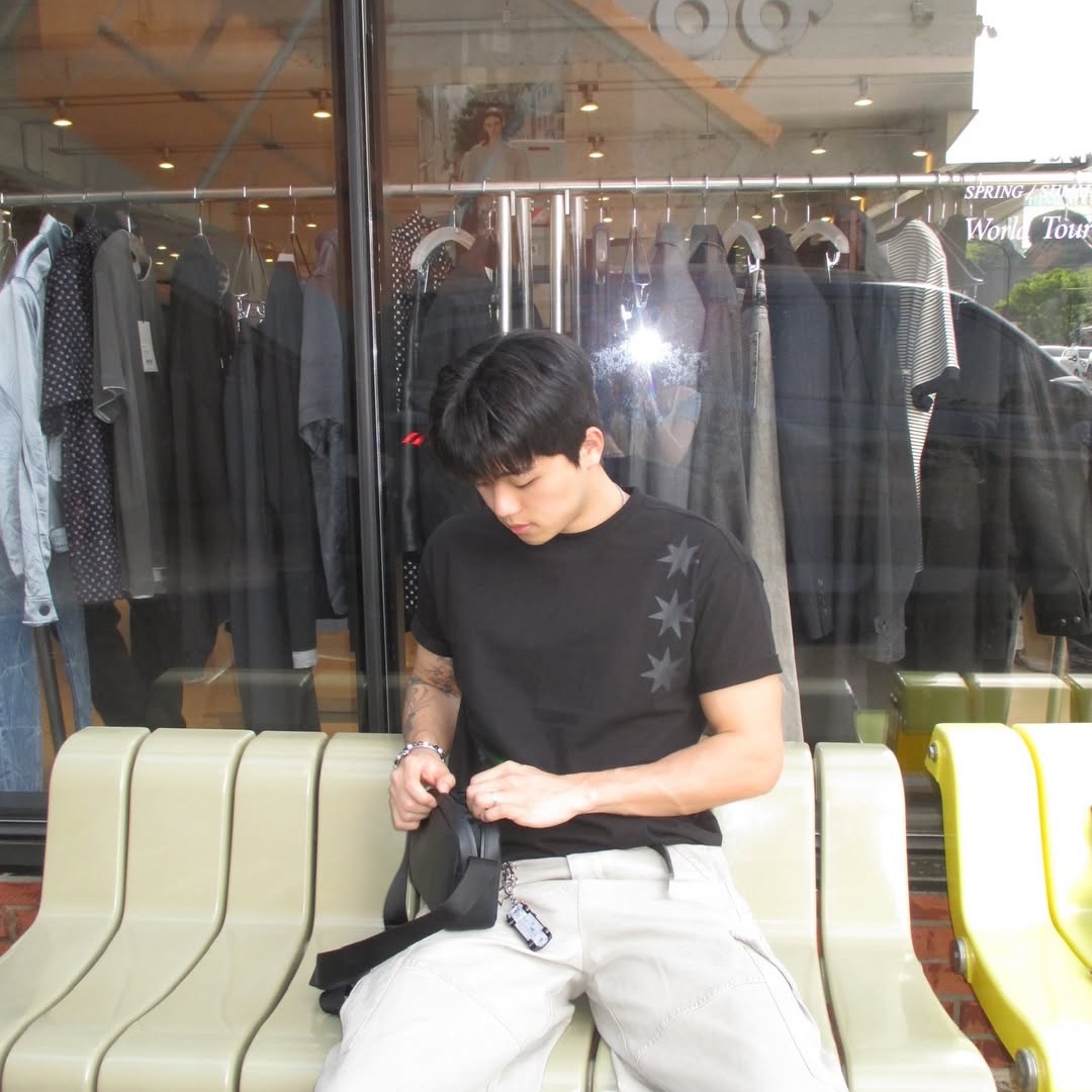 AMOU Motion Half T-Shirts Black 착용 스타일 - 2