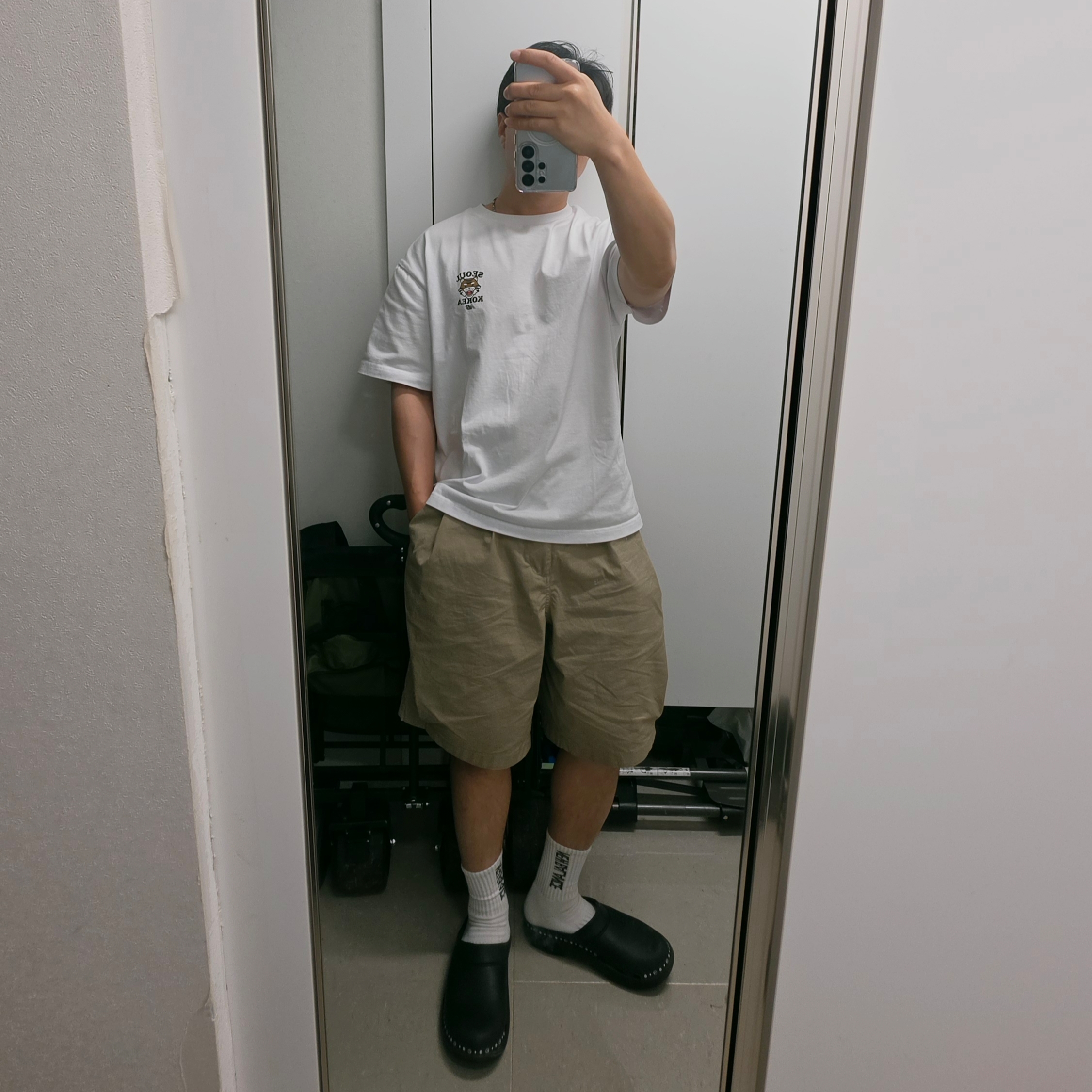 New Balance Seoul Tiger T-Shirt White, Oofos x 10 Corso Como Clog Black 착용 스타일 - 1