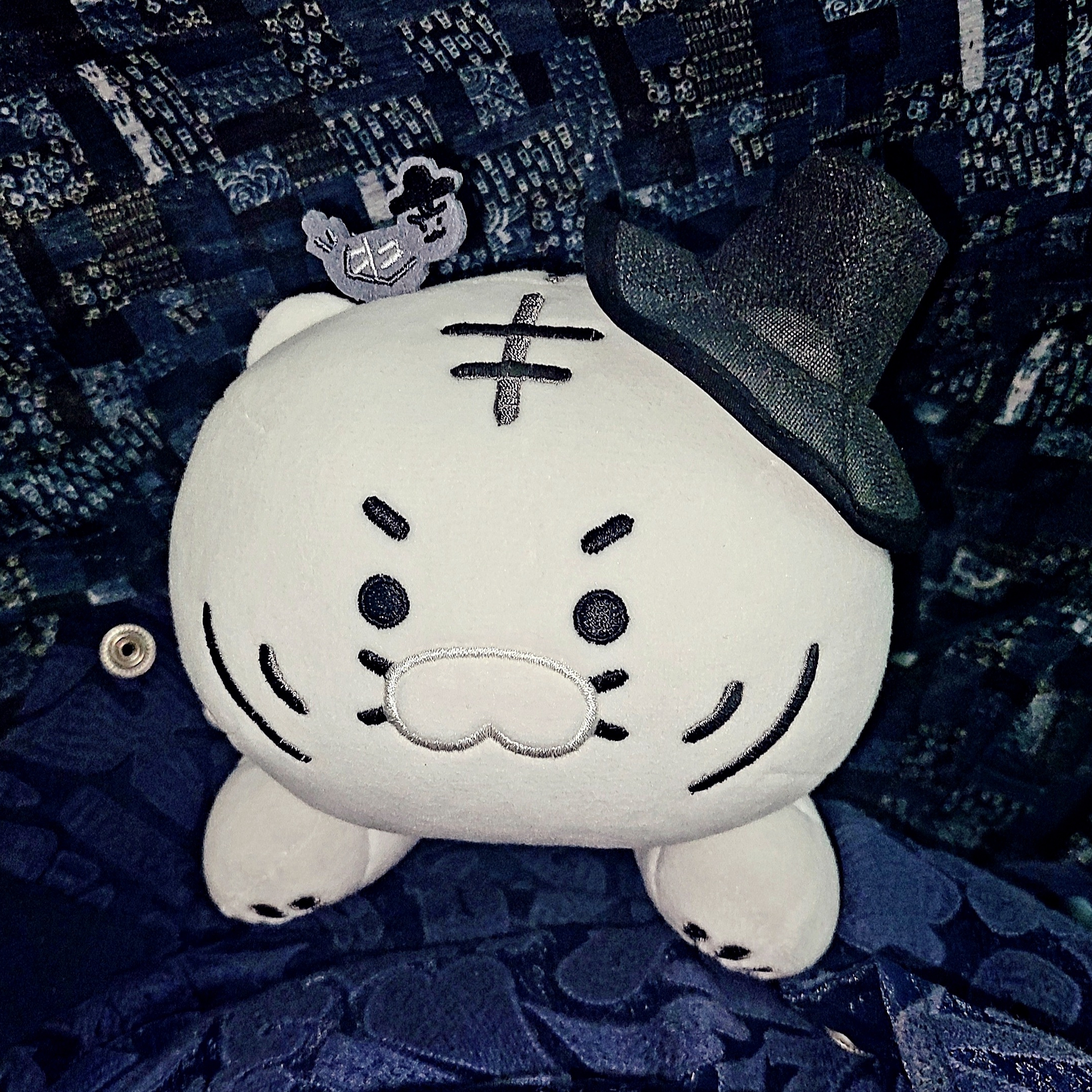 Muds x Kakao Friends Chunshik Tiger & Magpie Mini Pillow 착용 스타일