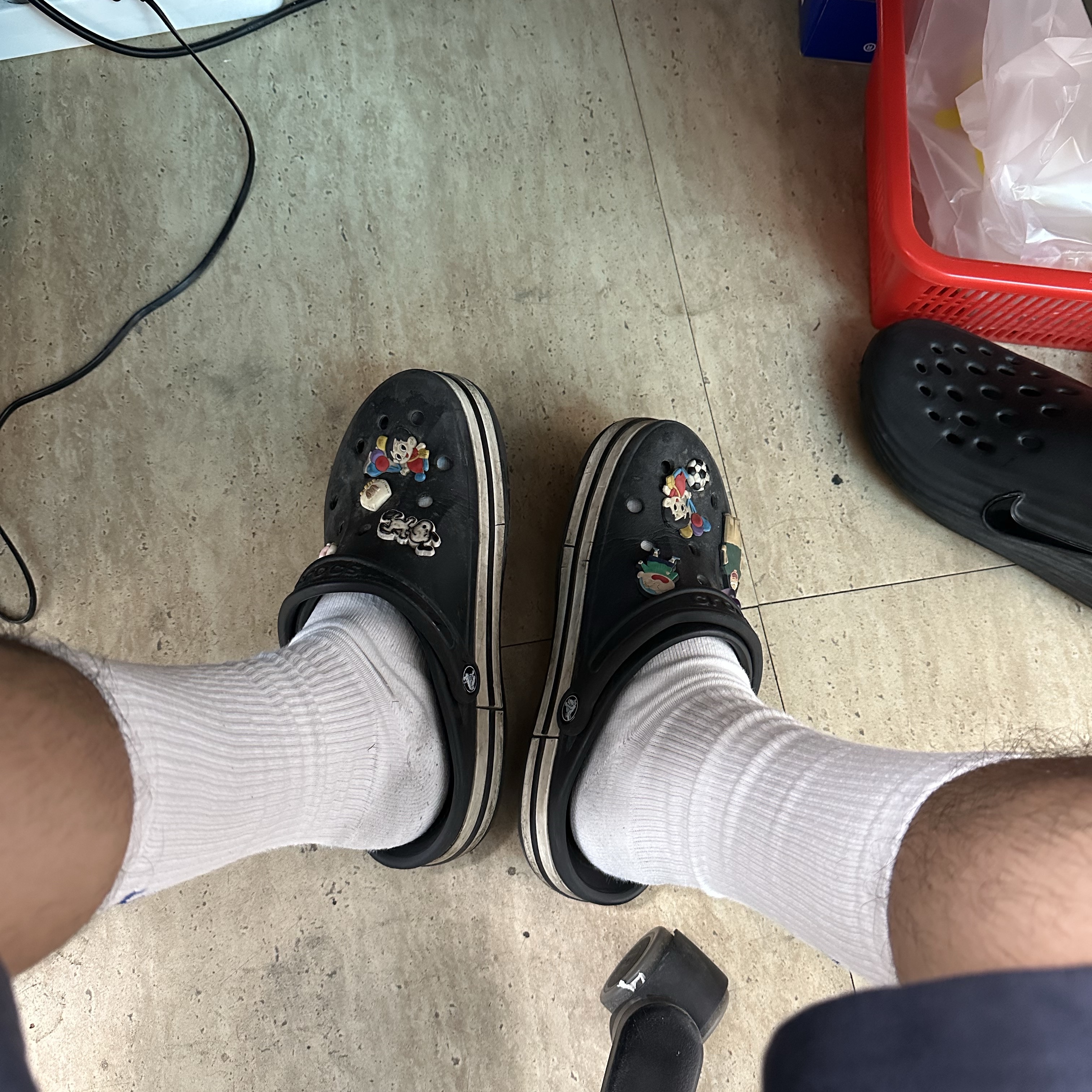 Crocs Bayaband Clog Black White 착용 스타일