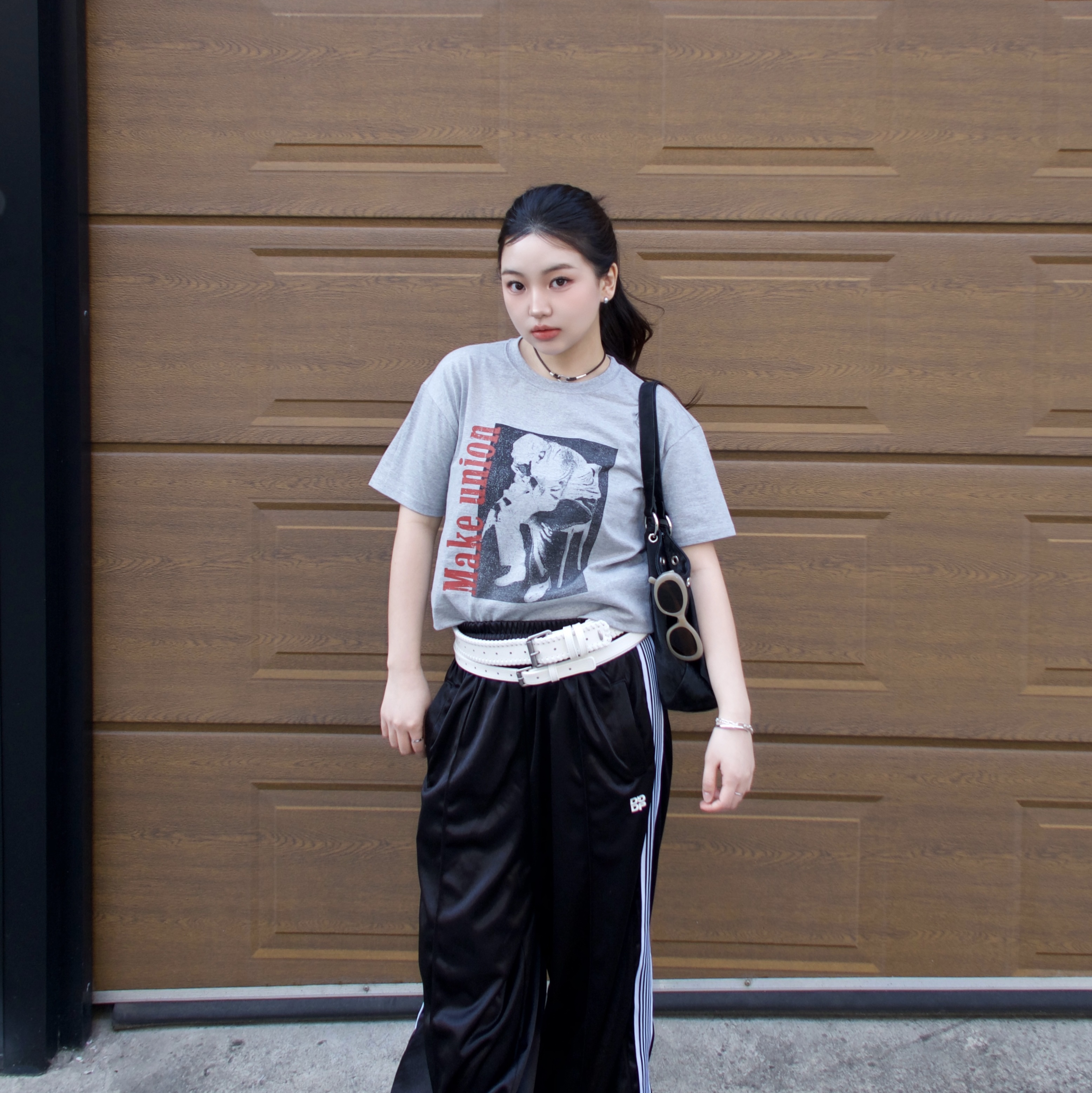 AMOU Trouble Half T-Shirts Gray 착용 스타일 - 4