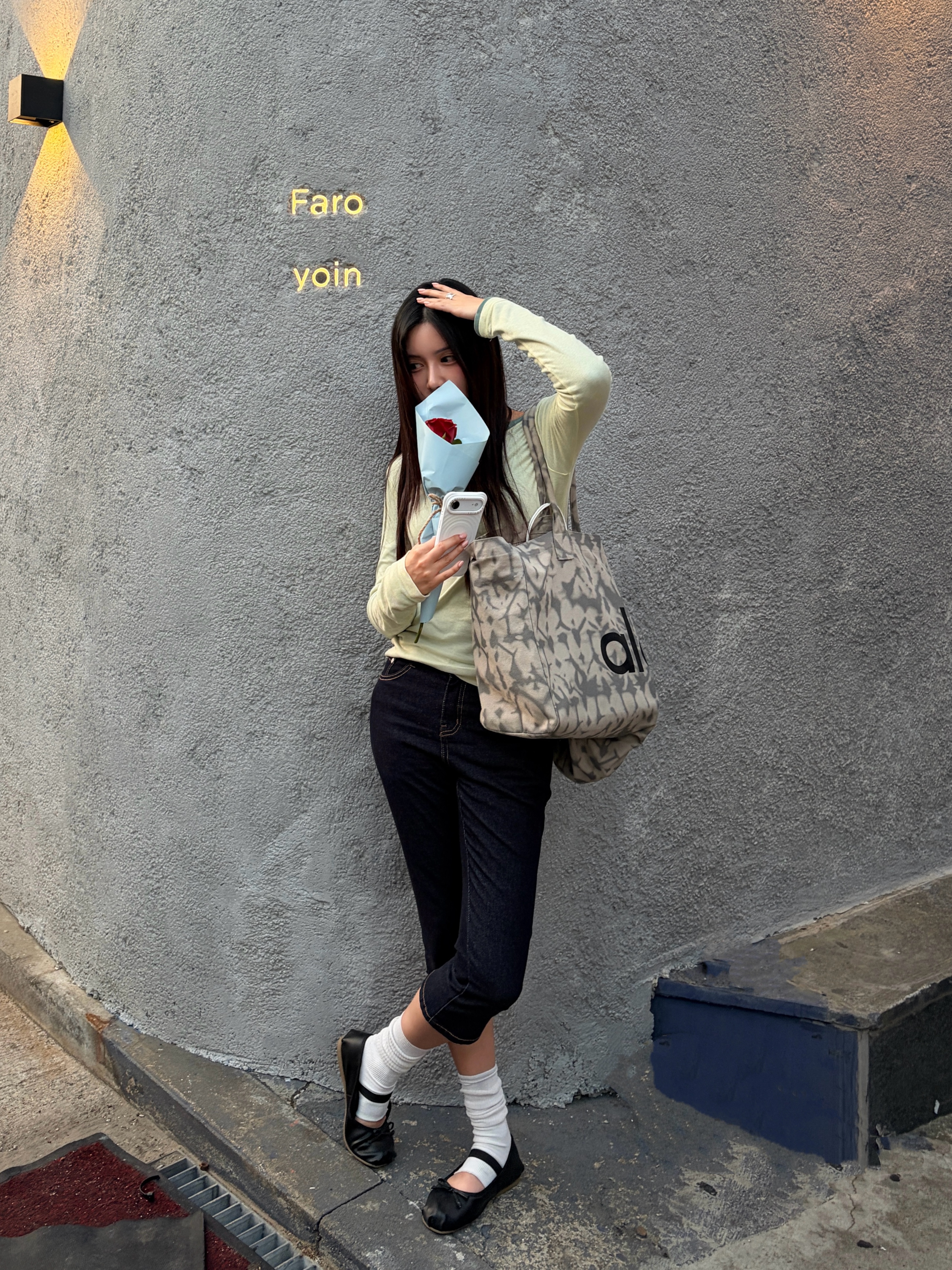 Alo Yoga Iconic Shopper Tote Bag Grey Tiedye 착용 스타일