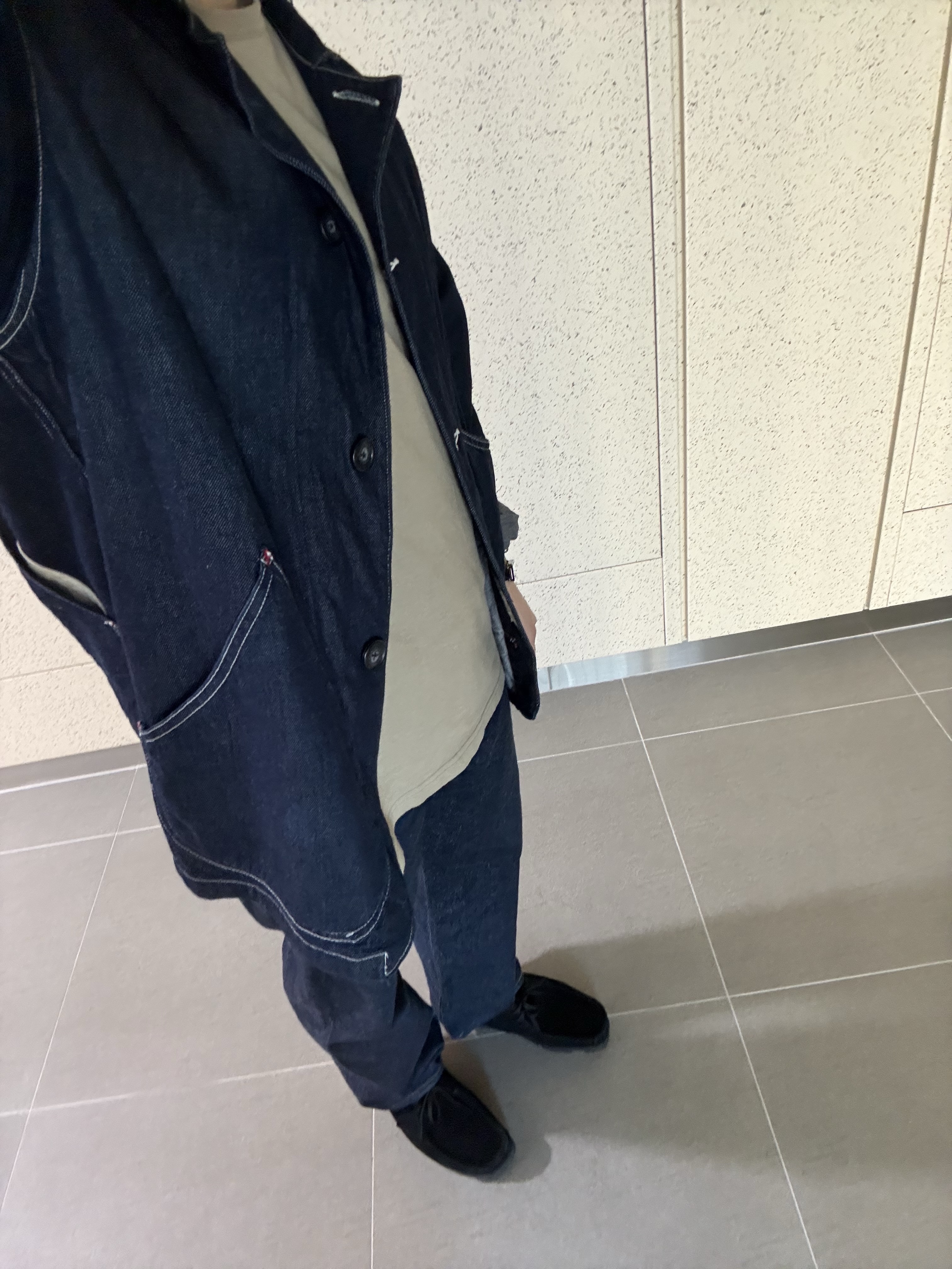 Clarks Wallabee Gore-Tex Black Suede 착용 스타일 - 2