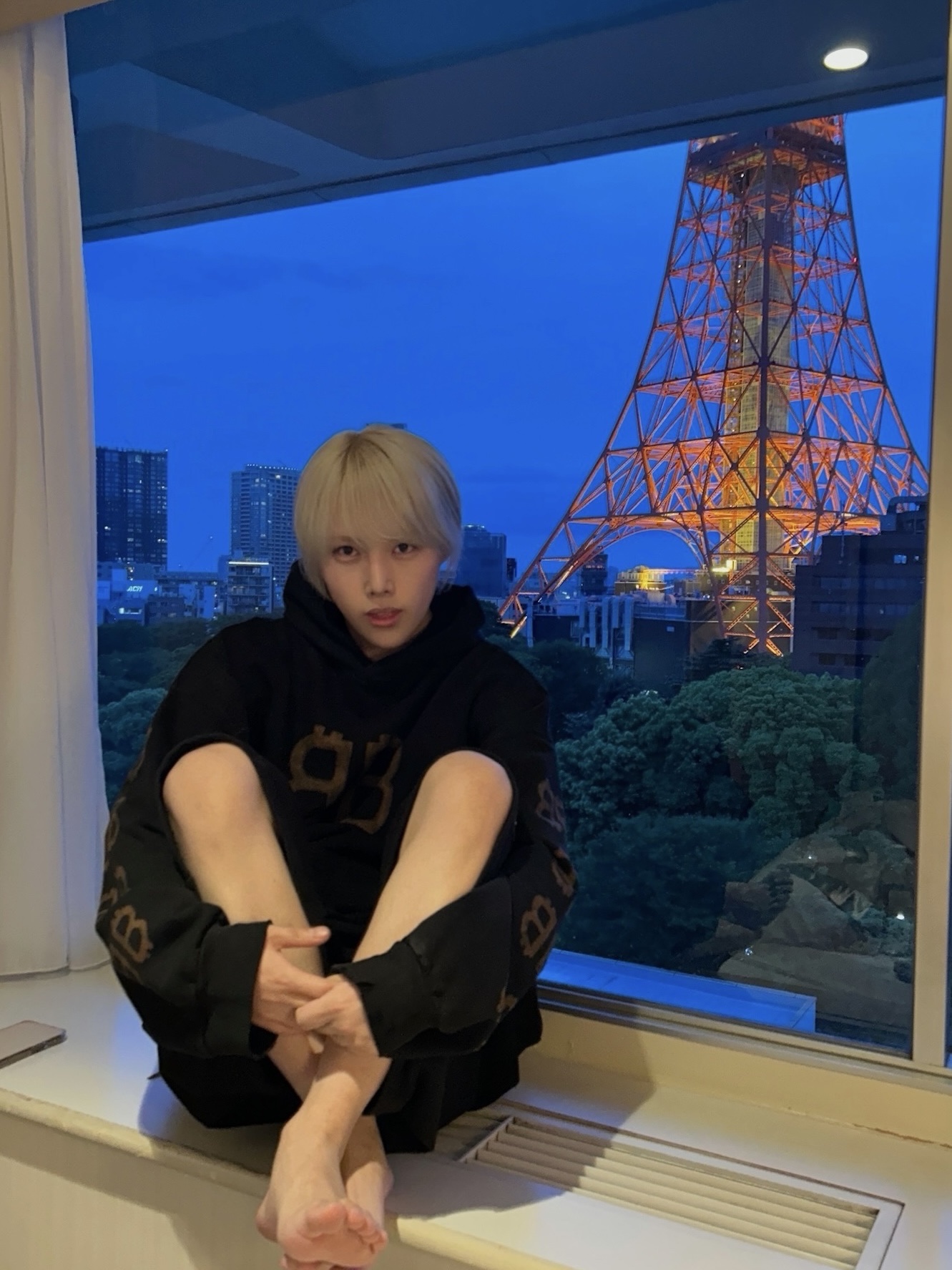 Balenciaga Crypto Hoodie Medium Fit Black Faded 착용 스타일 - 1