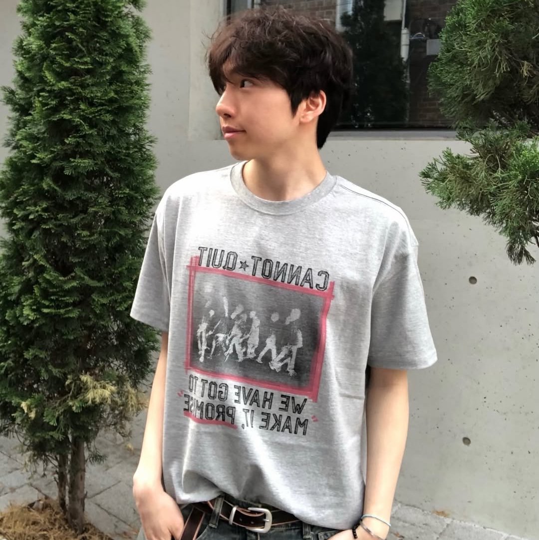 AMOU Marking Box Half T-Shirts Gray 착용 스타일 - 1