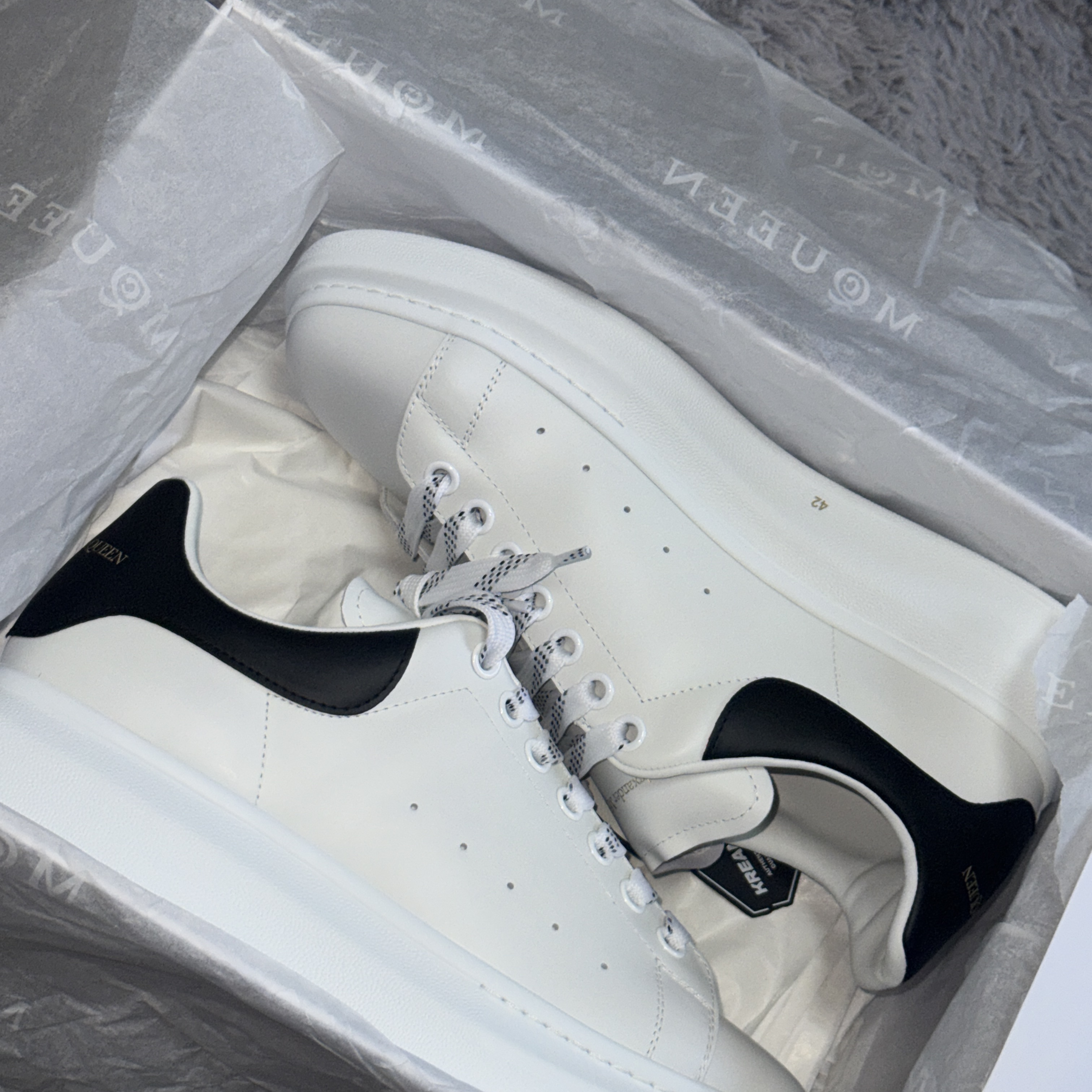 Alexander McQueen Oversized Sneakers White Black 착용 스타일