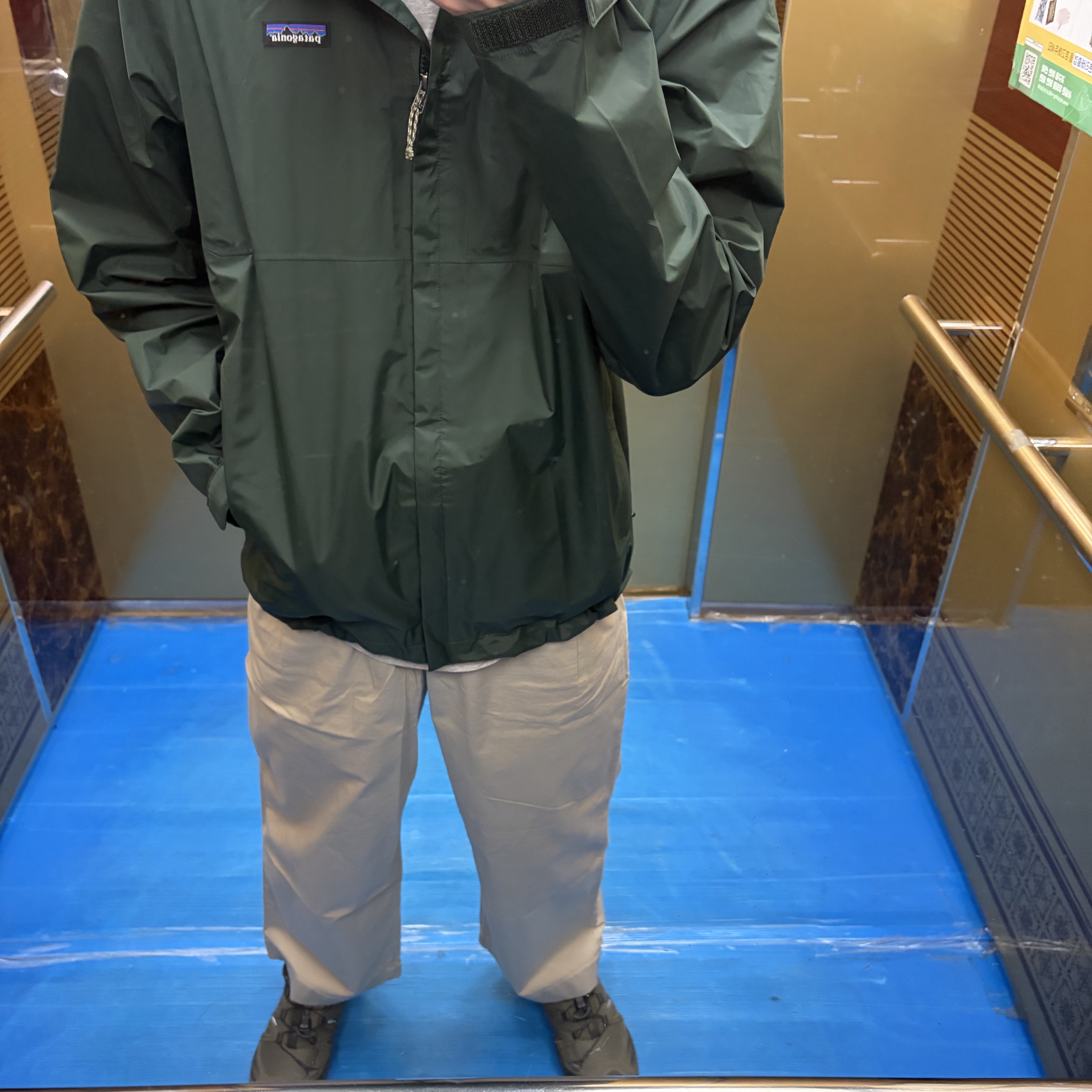 Patagonia Torrentshell 3L Jacket Old Growth Green 착용 스타일