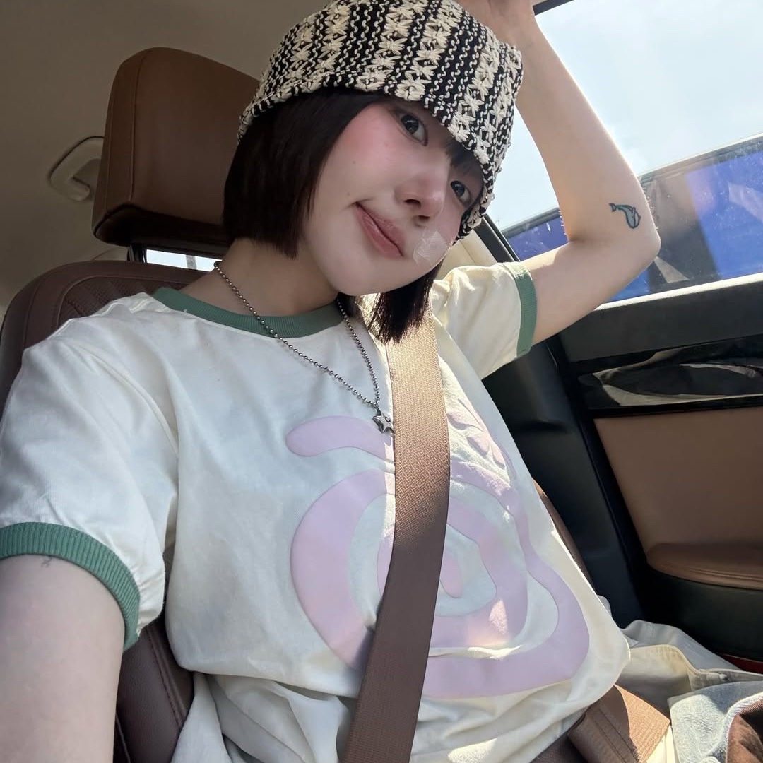 AMOU Molly Ringer T-Shirts Ivory 착용 스타일 - 1
