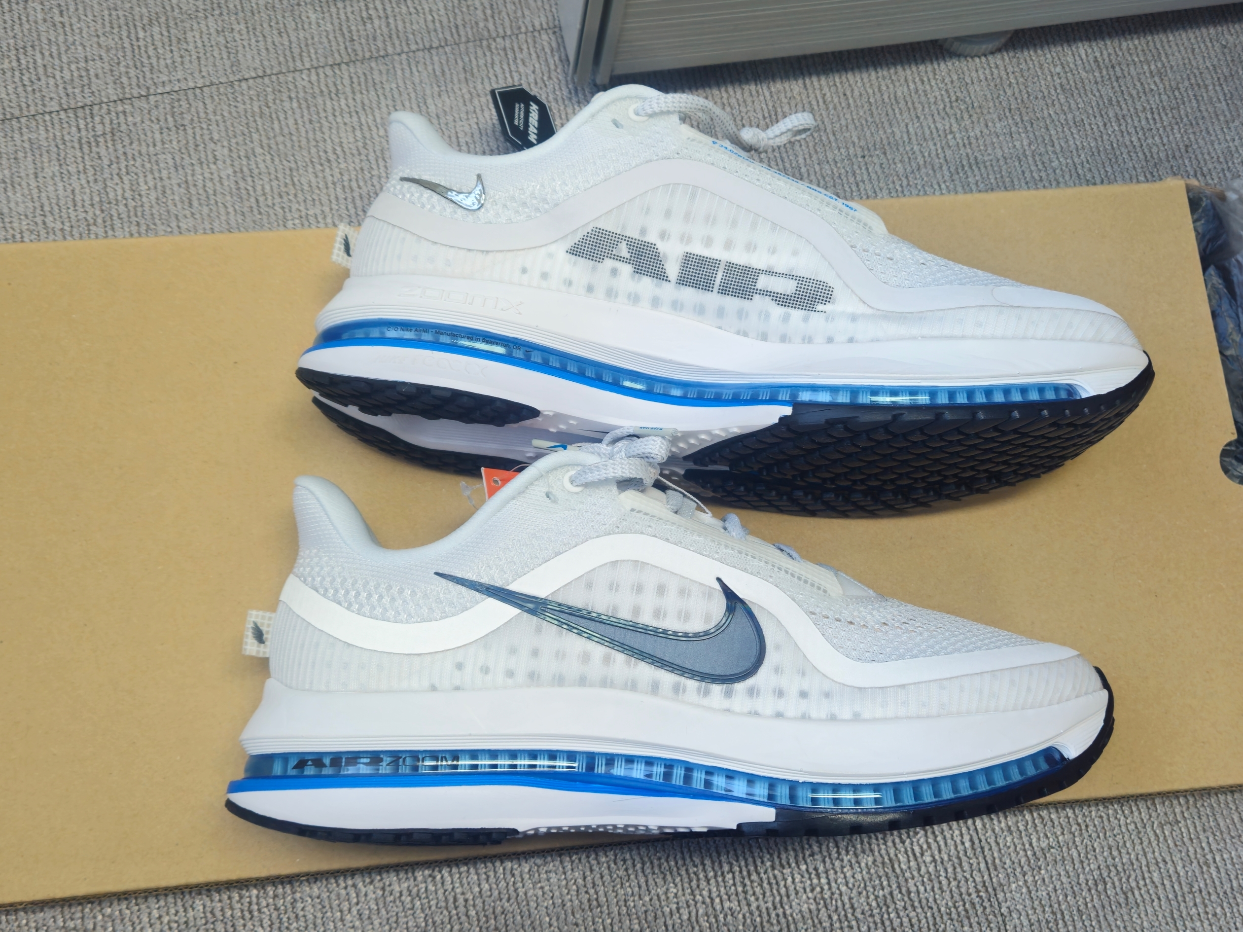 Nike Pegasus Premium White Photo Blue 착용 스타일