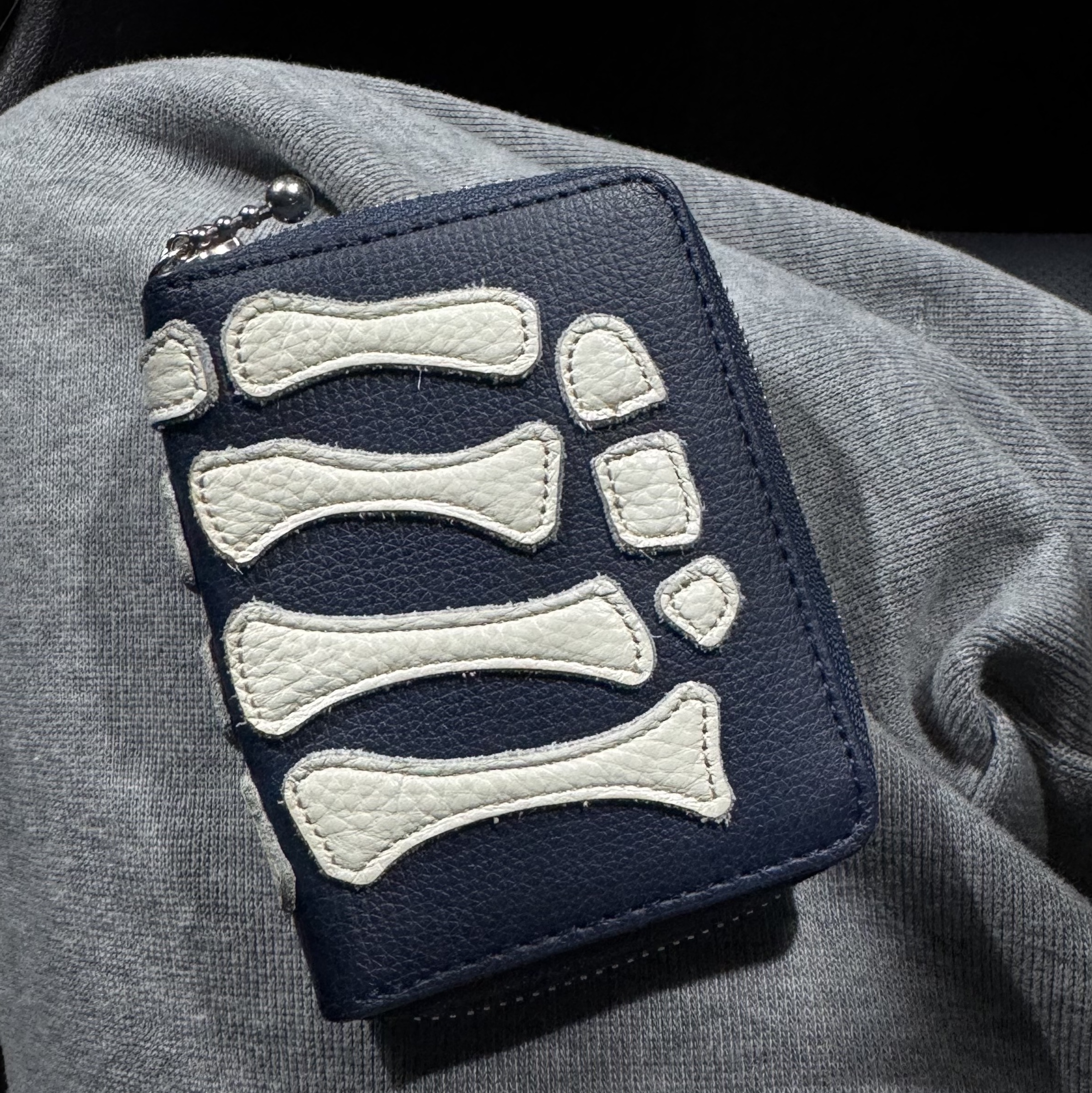 Kapital Thumbs Up Bone Hand Zip Mini Wallet Navy 착용 스타일 - 2