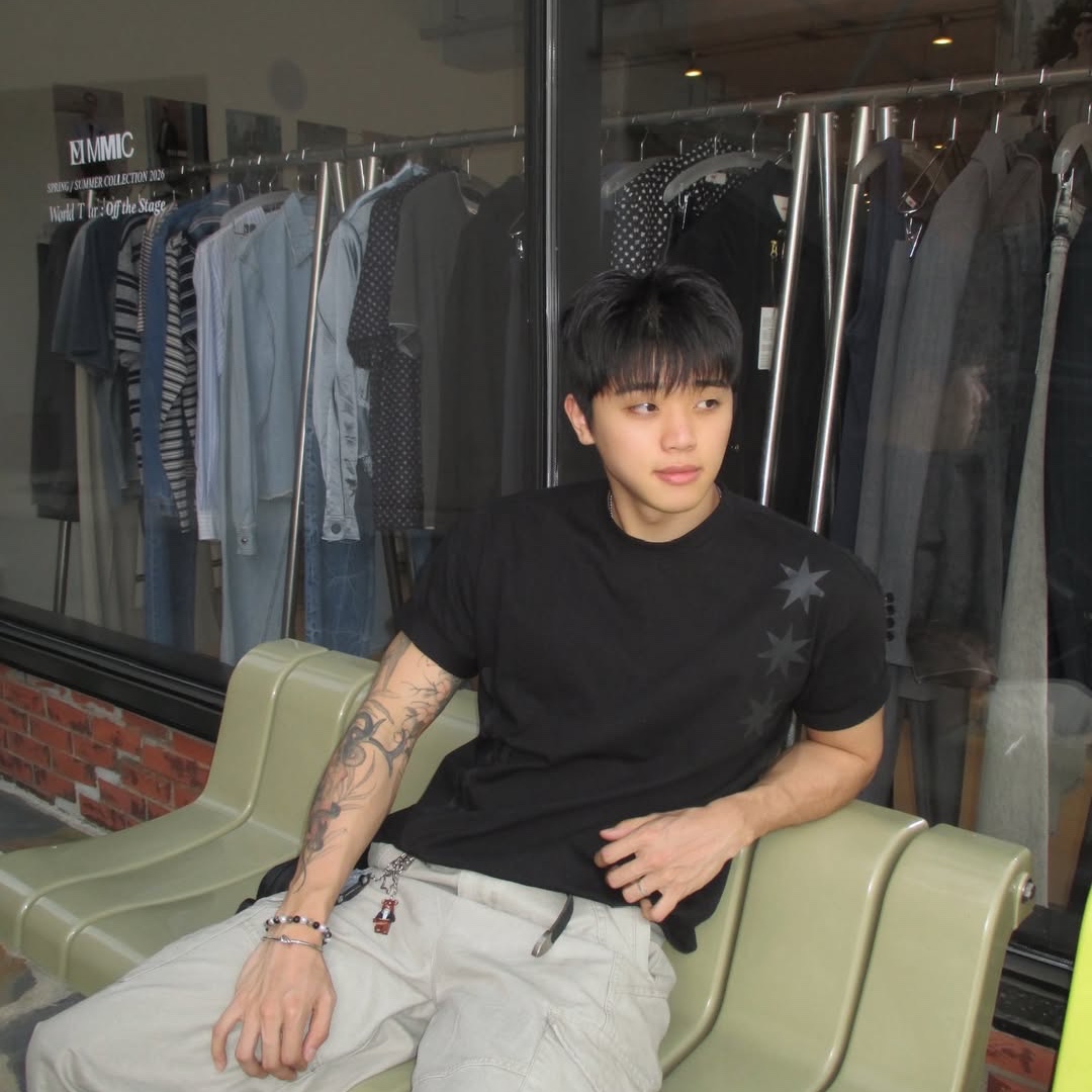 AMOU Motion Half T-Shirts Black 착용 스타일 - 1