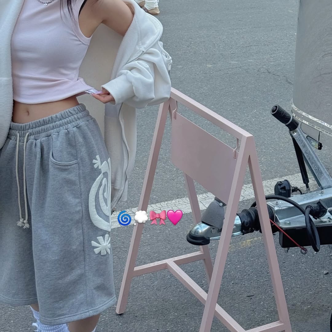 AMOU Molly One Tuck Bermuda Pants Gray 착용 스타일 - 1