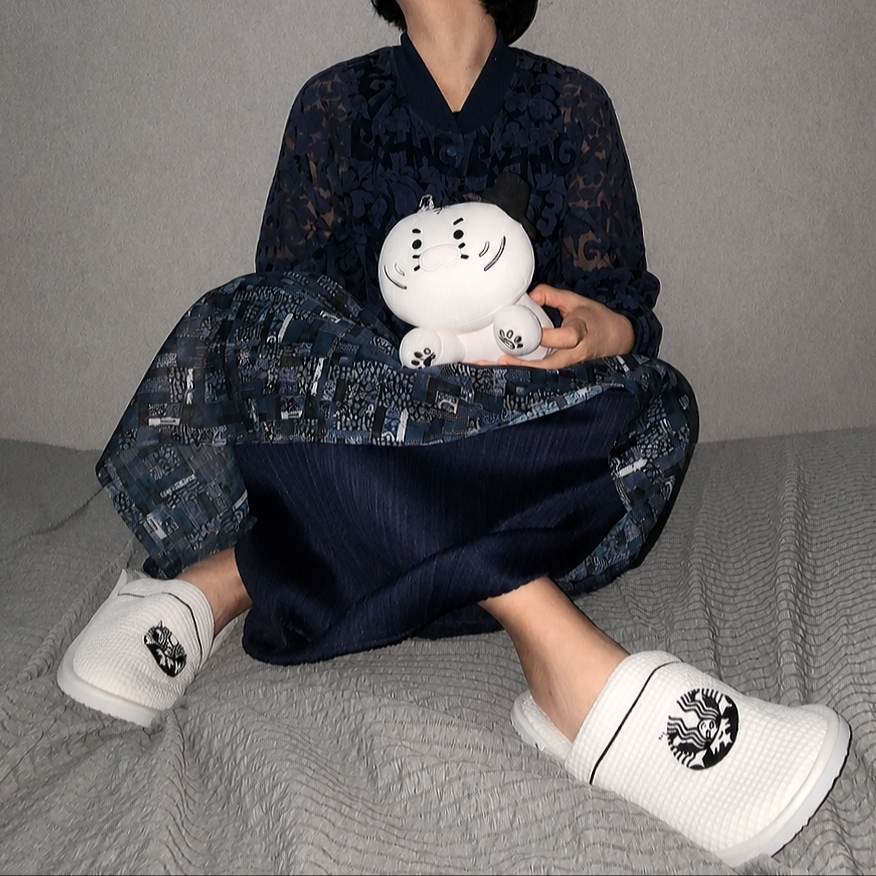 Muds x Kakao Friends Chunshik Tiger & Magpie Mini Pillow, Starbucks Room Shoes White 착용 스타일